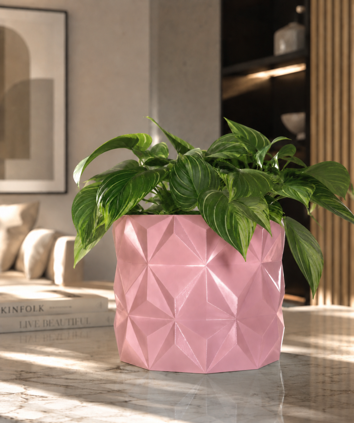 Macetero Albania de PETG rosa con planta verde, diseño geométrico moderno para decoración contemporánea del hogar