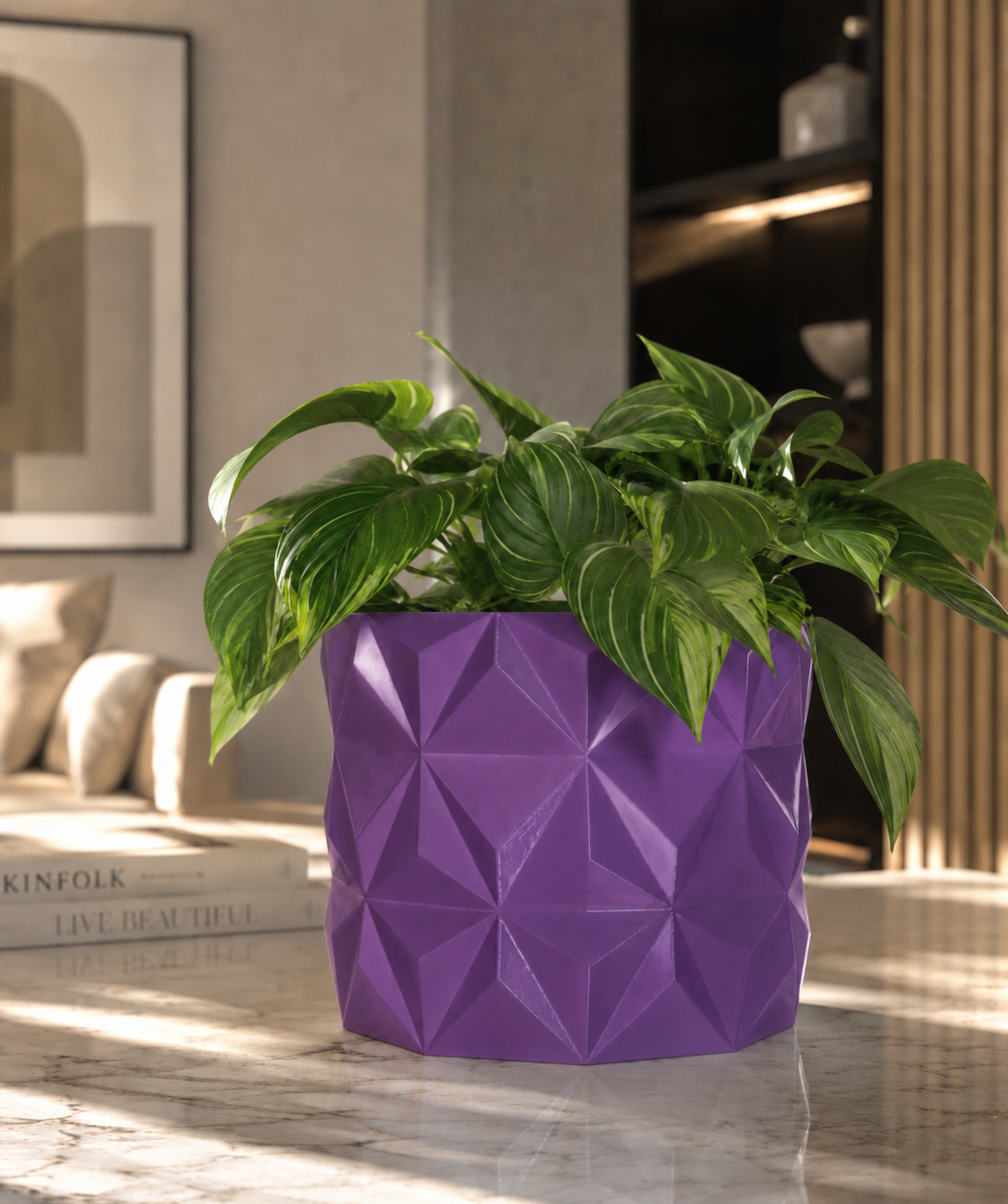 Macetero Albania de PETG morado con planta verde, diseño geométrico moderno para decoración contemporánea del hogar