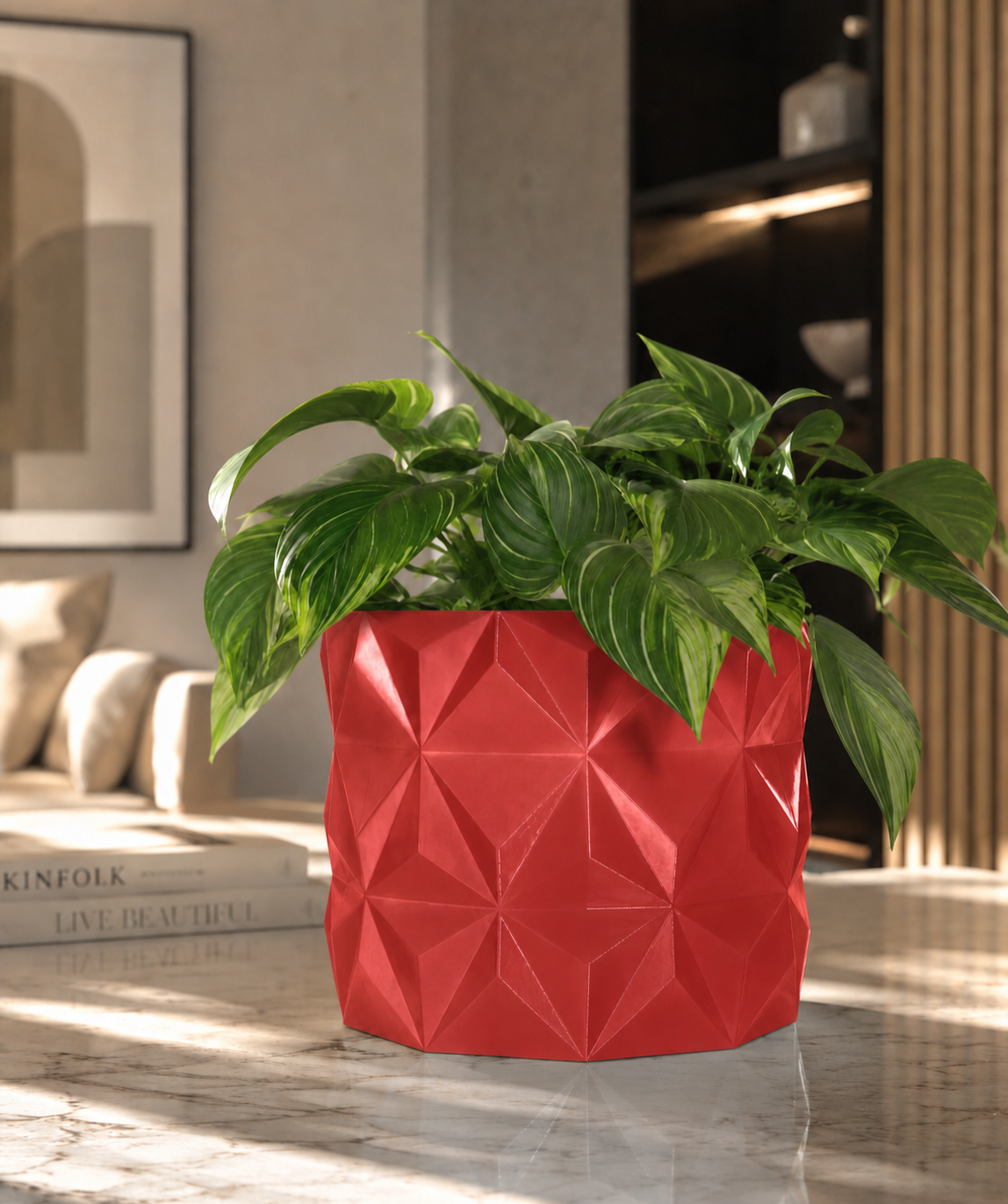 Macetero Albania de PETG rojo con planta verde, diseño geométrico moderno para decoración contemporánea del hogar