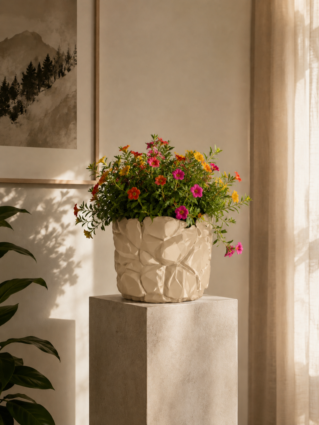Macetero Muro Antico en color beige con flores de colores, diseño moderno facetado impreso en 3D con efecto piedra para decoración contemporánea