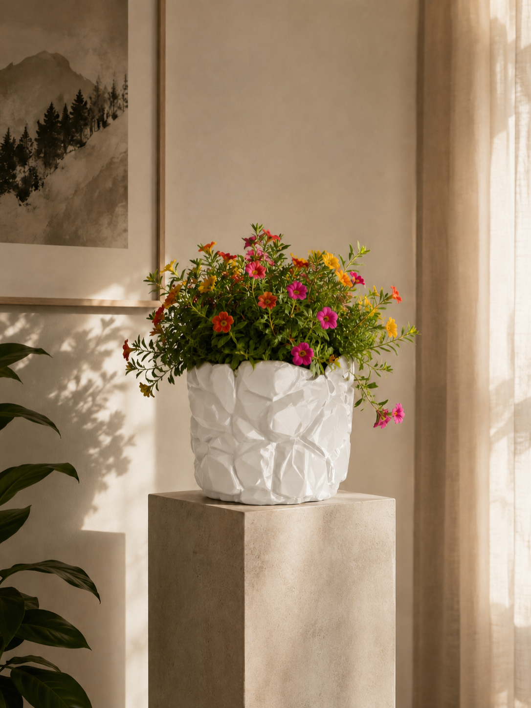 Macetero Muro Antico en color blanco con flores de colores, diseño moderno facetado impreso en 3D con efecto piedra para decoración contemporánea