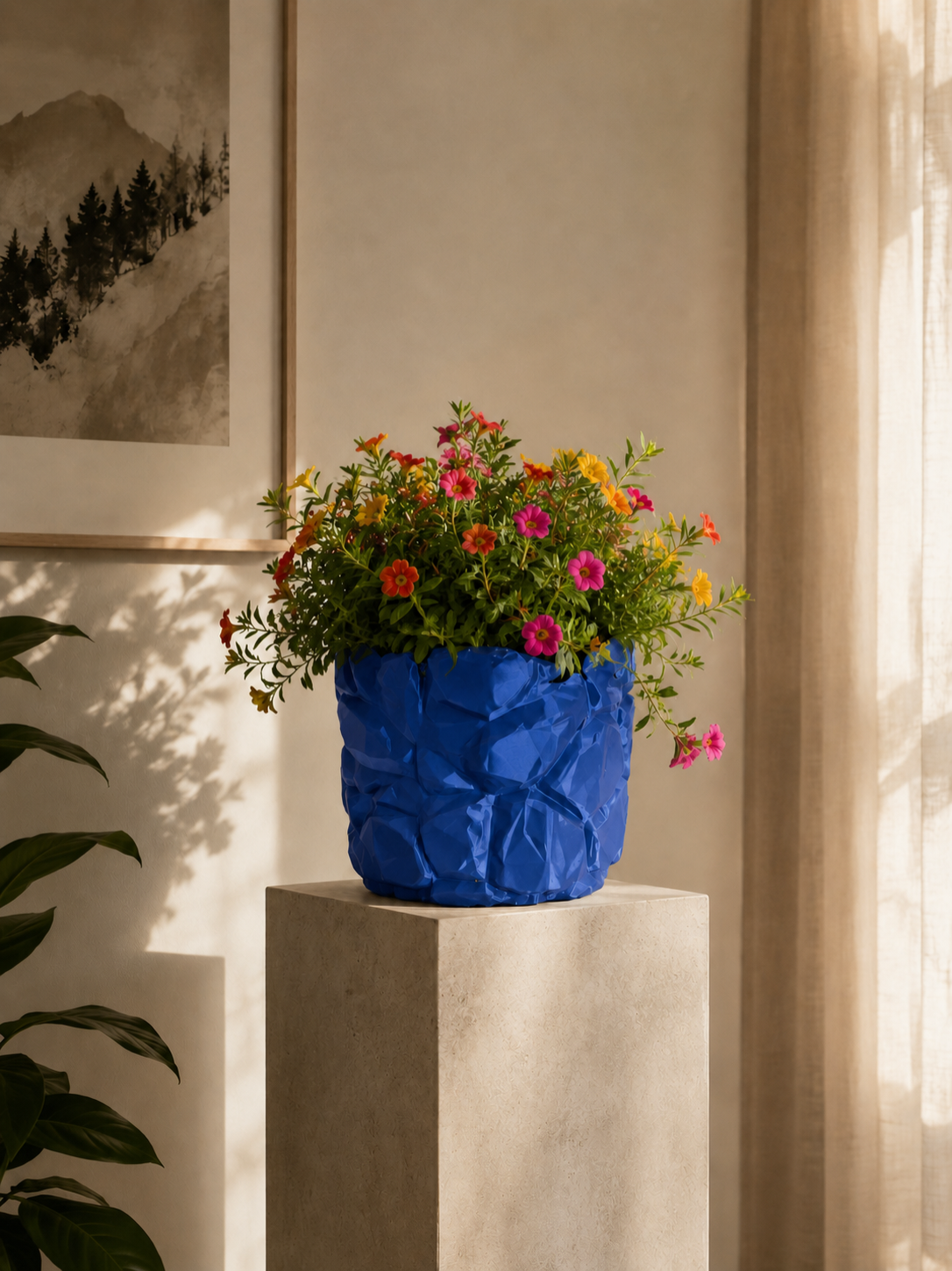 Macetero Muro Antico en color azul con flores de colores, diseño moderno facetado impreso en 3D con efecto piedra para decoración contemporánea