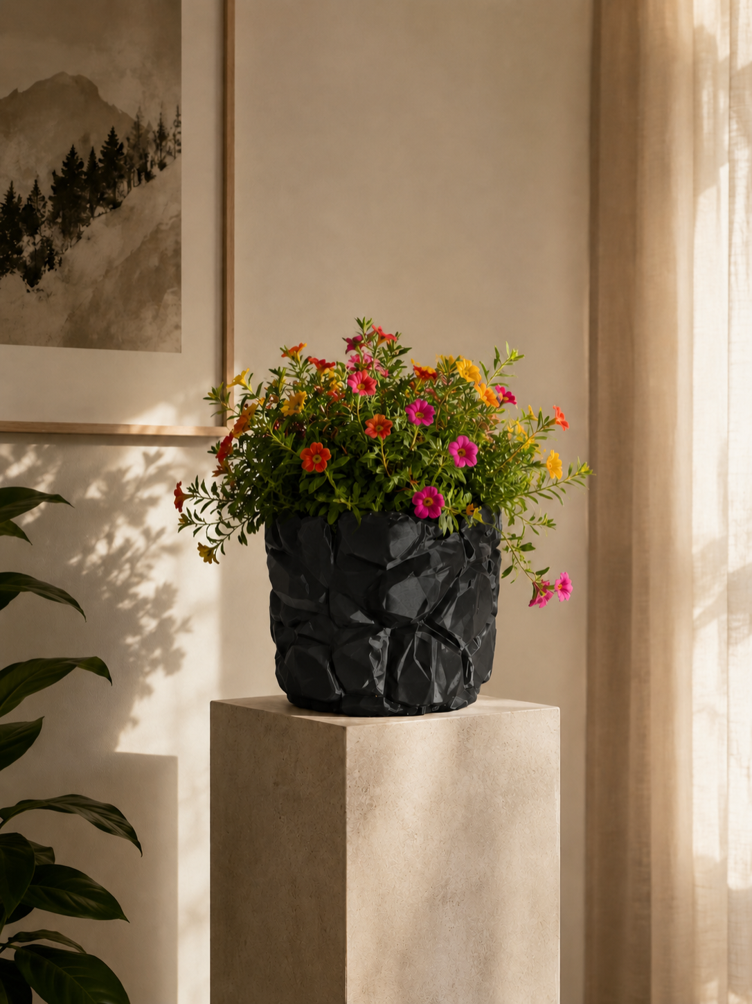 Macetero Muro Antico en color negro con flores de colores, diseño moderno facetado impreso en 3D con efecto piedra para decoración contemporánea