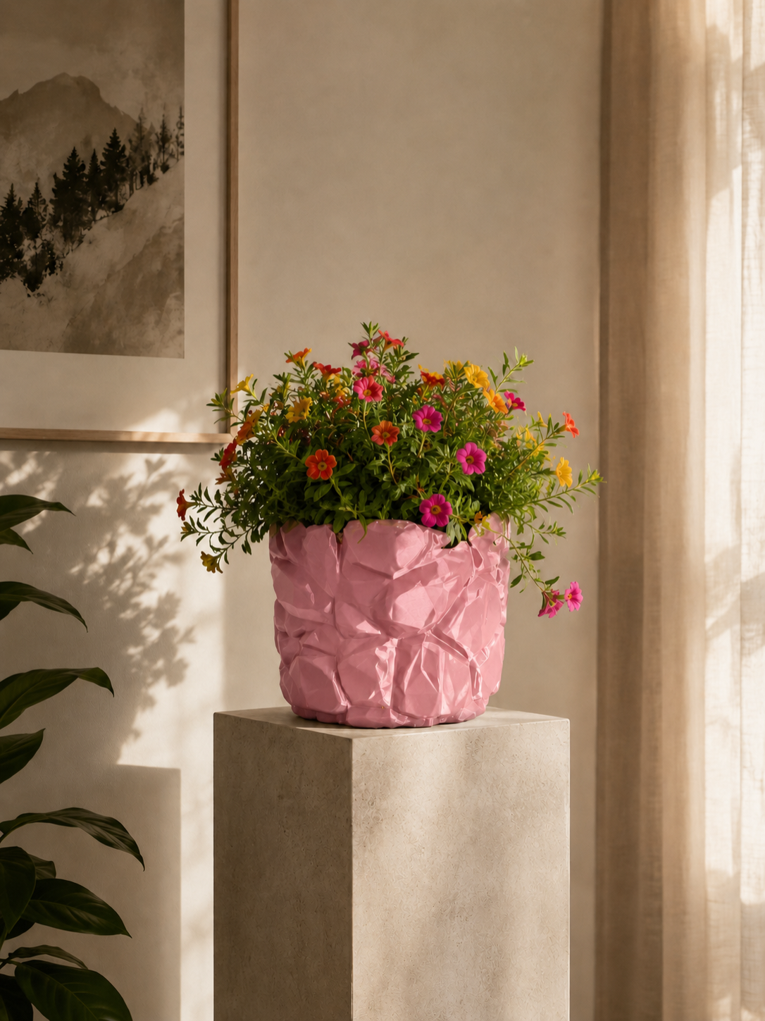 Macetero Muro Antico en color rosa con flores de colores, diseño moderno facetado impreso en 3D con efecto piedra para decoración contemporánea