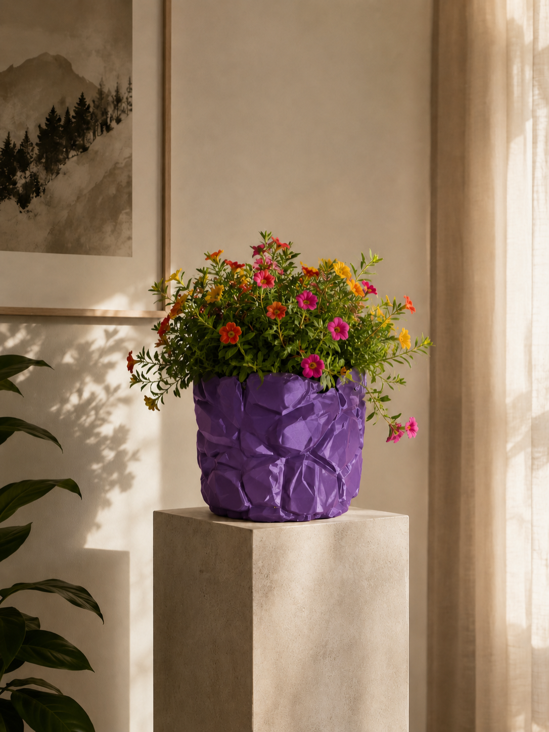 Macetero Muro Antico en color morado con flores de colores, diseño moderno facetado impreso en 3D con efecto piedra para decoración contemporánea