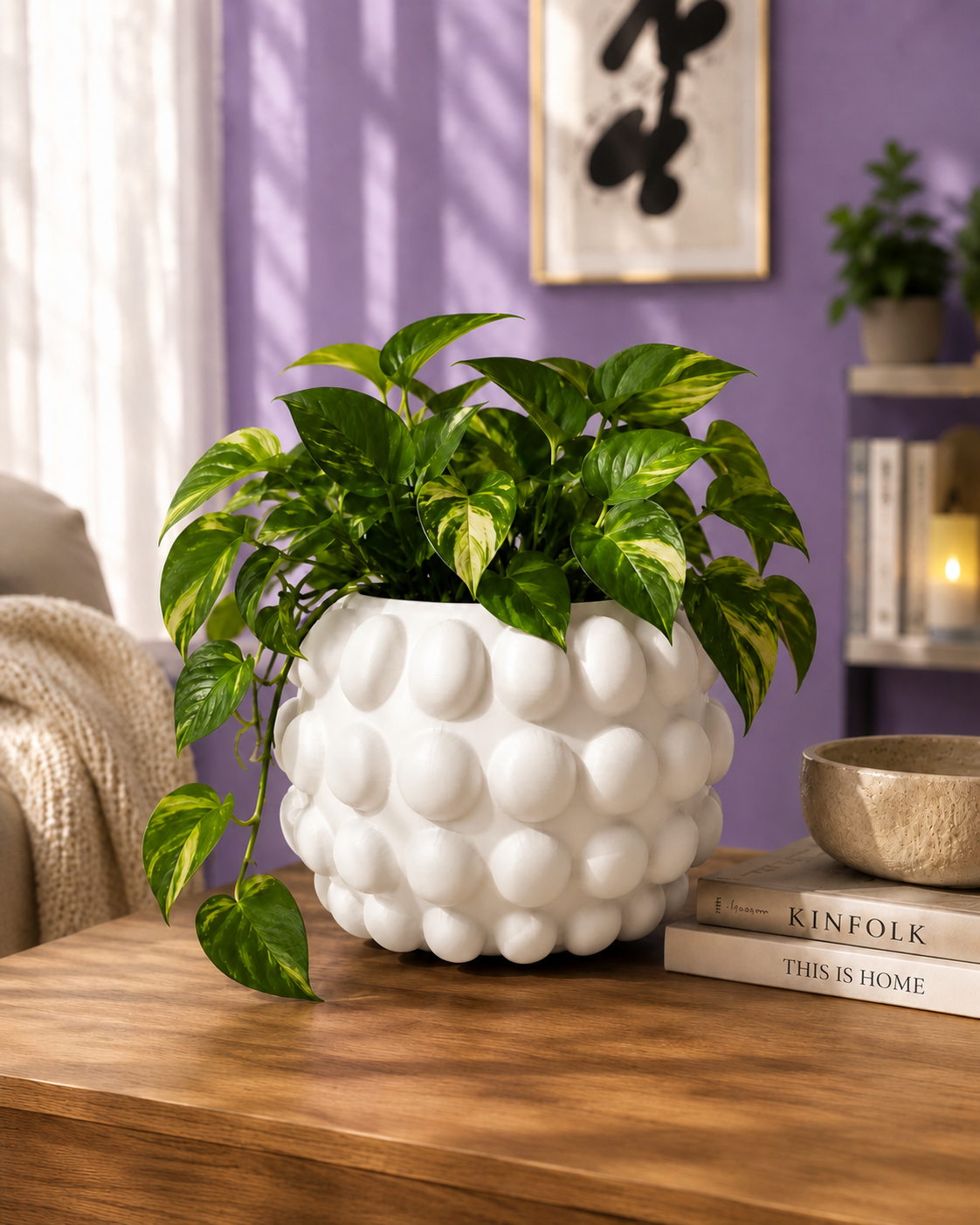 Jarrón Big Bubbles blanco cálido con una planta de interior en una sala de estar moderna