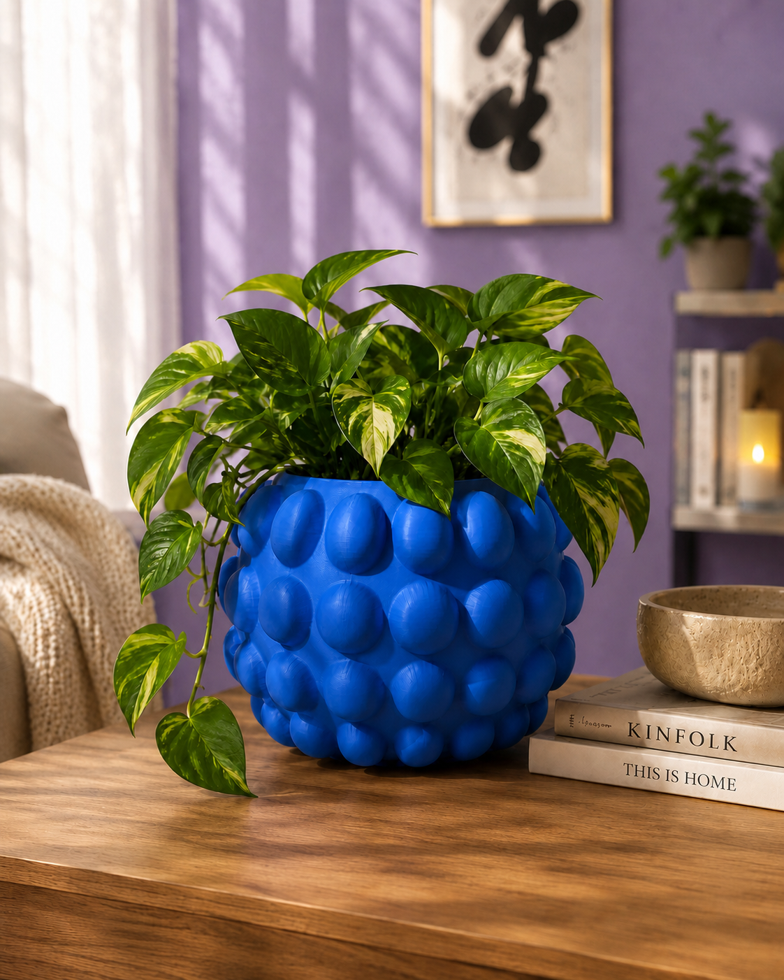 Jarrón Big Bubbles azul con una planta de interior en una sala de estar moderna
