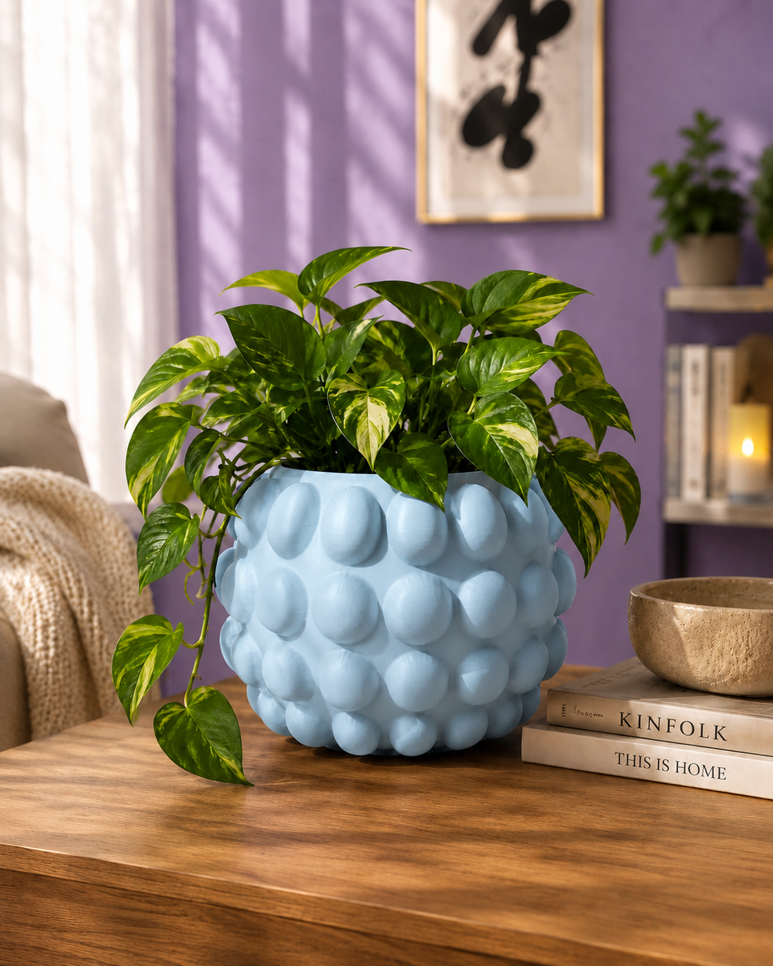 Jarrón Big Bubbles azul claro con una planta de interior en una sala de estar moderna