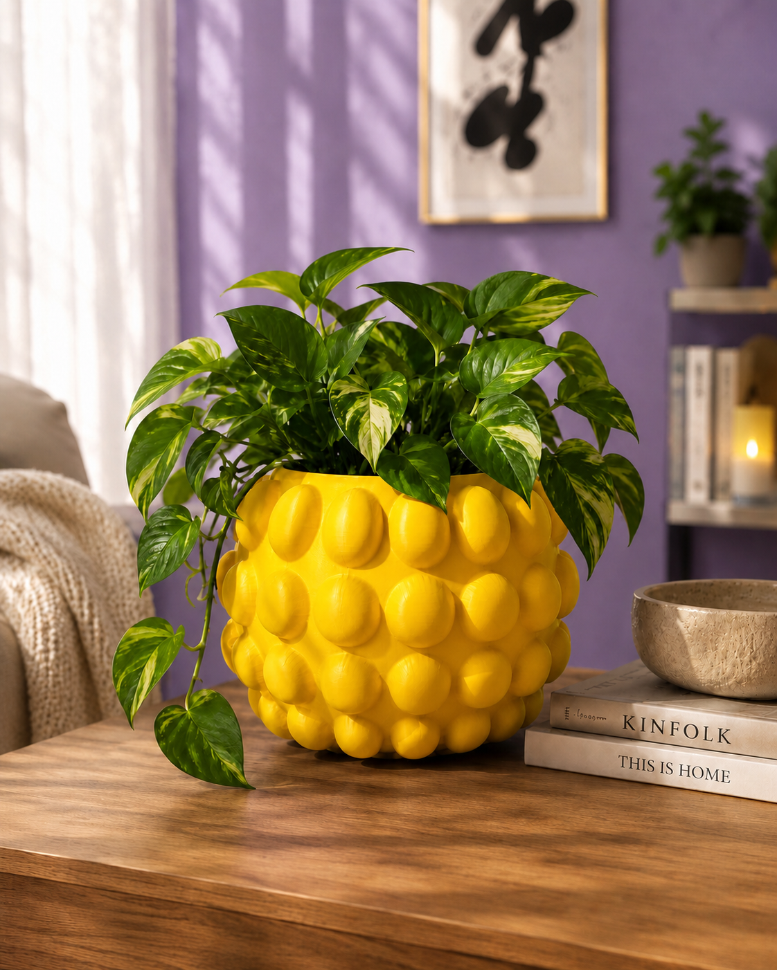 Jarrón Big Bubbles amarillo con una planta de interior en una sala de estar moderna