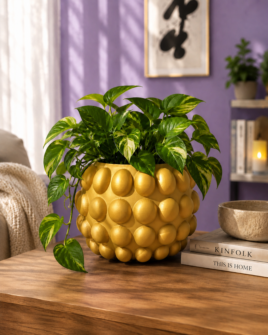 Jarrón Big Bubbles dorado con una planta de interior en una sala de estar moderna