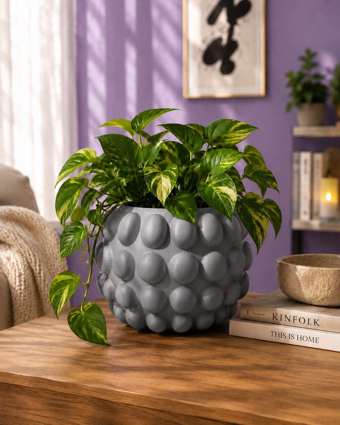 Jarrón Big Bubbles gris con una planta de interior en una sala de estar moderna