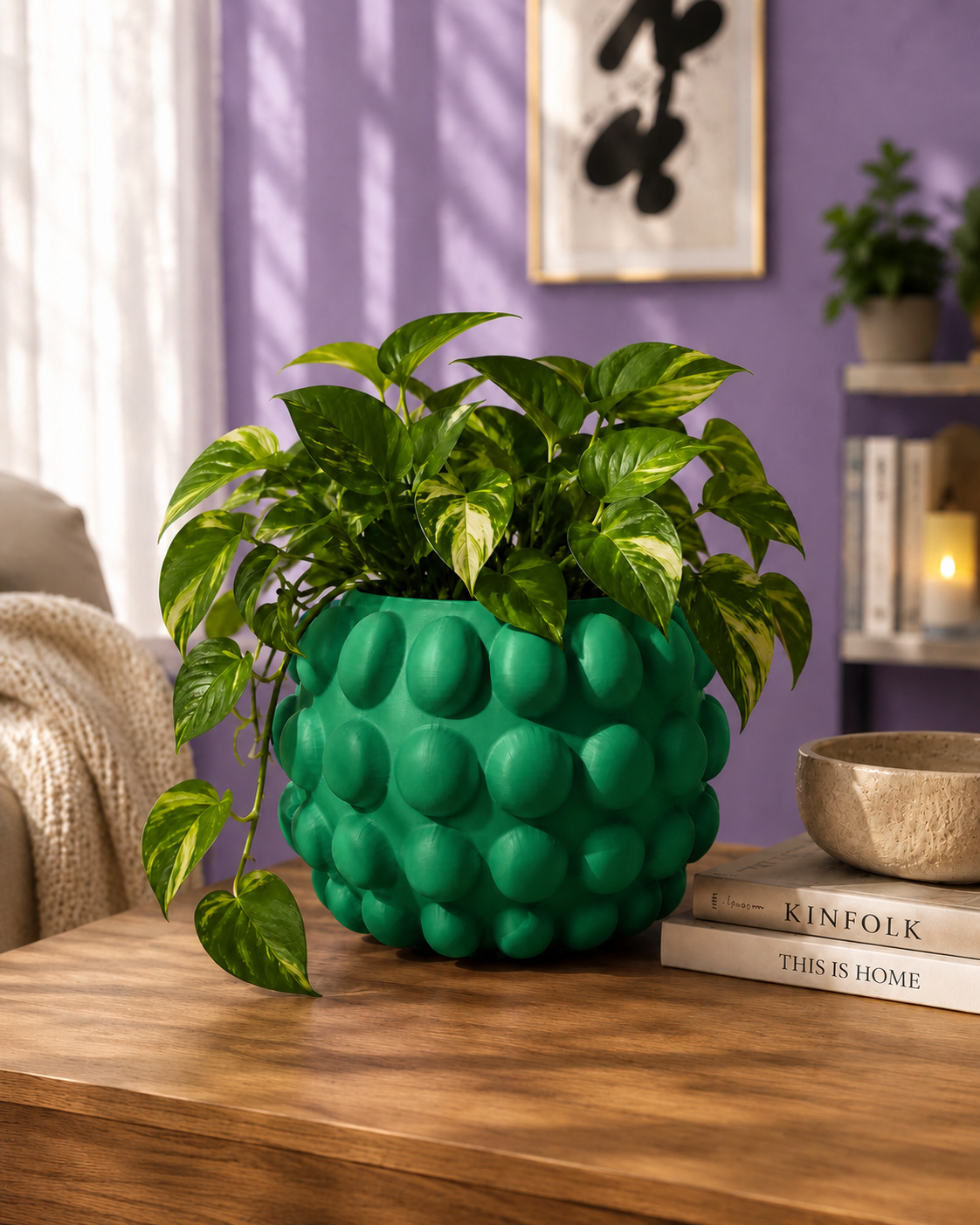 Jarrón Big Bubbles verde con una planta de interior en una sala de estar moderna