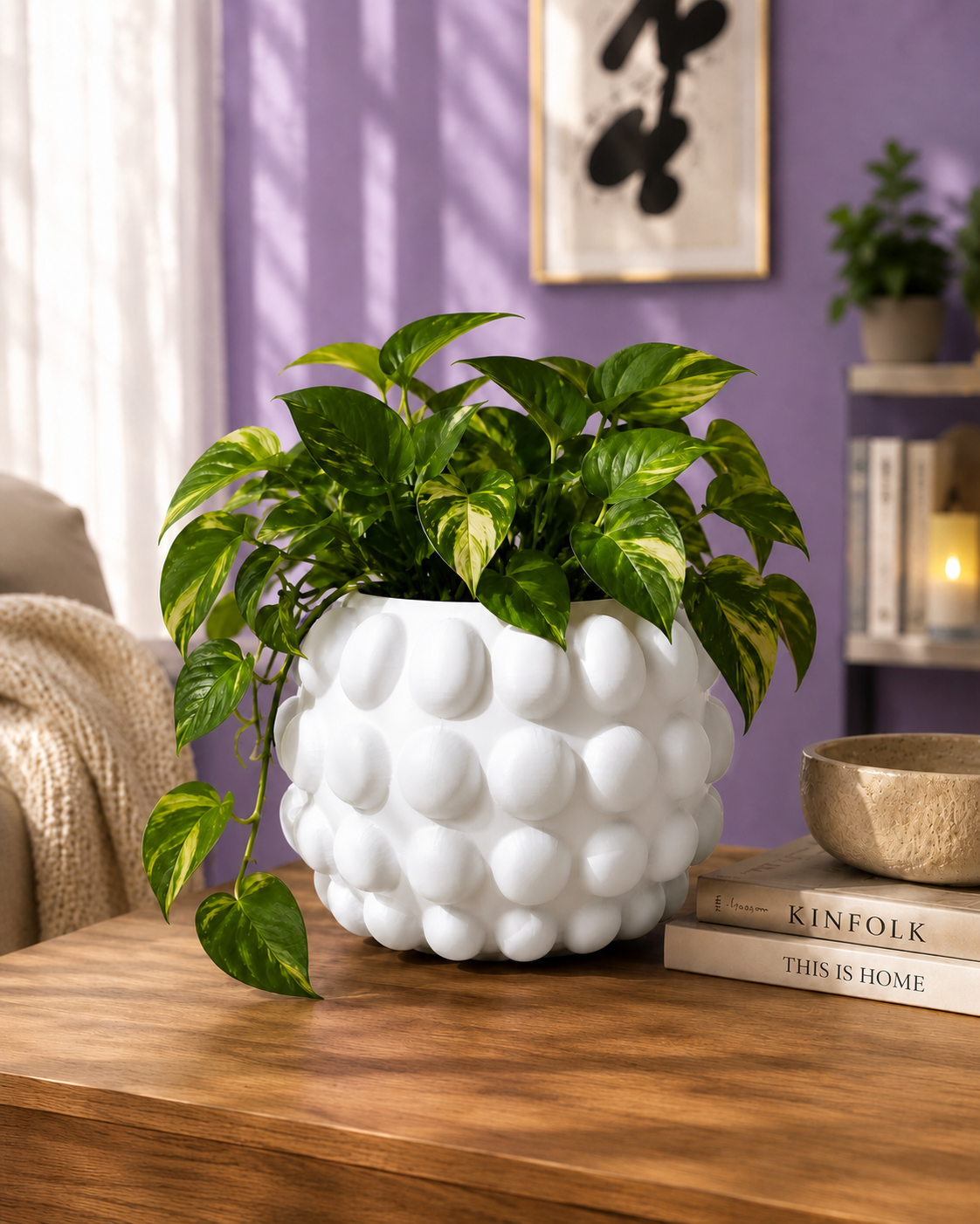 Jarrón Big Bubbles blanco neutro con una planta de interior en una sala de estar moderna