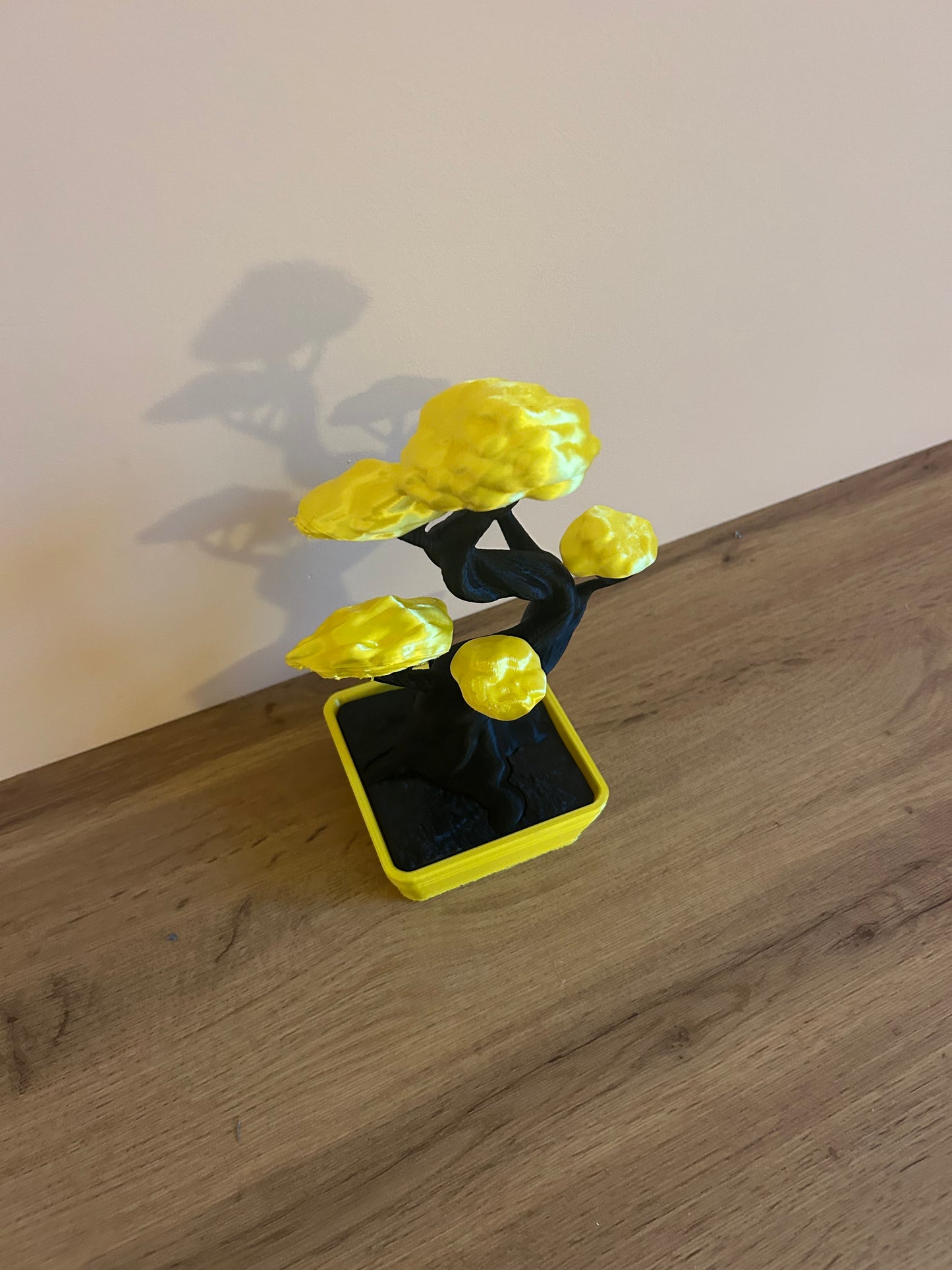 Bonsai stampato in 3d stillizzato giallo