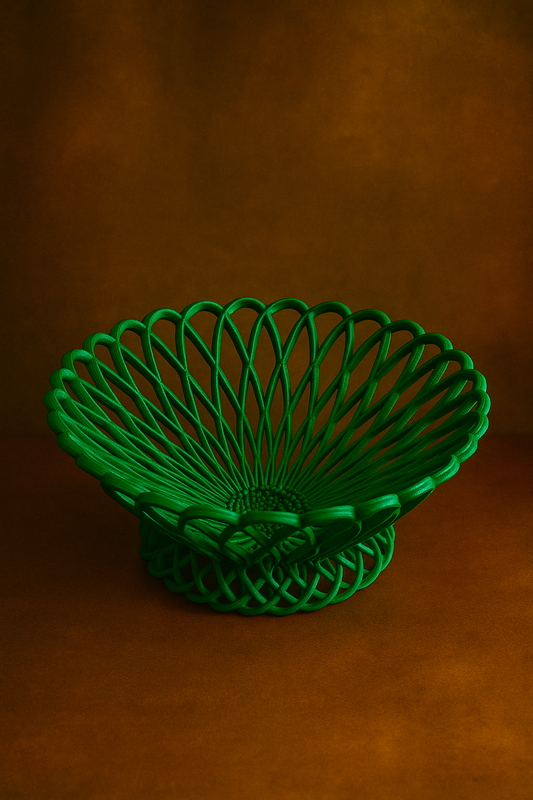 Cestino verde per frutta stampato in 3D su sfondo caldo, ciotola decorativa in PLA Made in Italy.