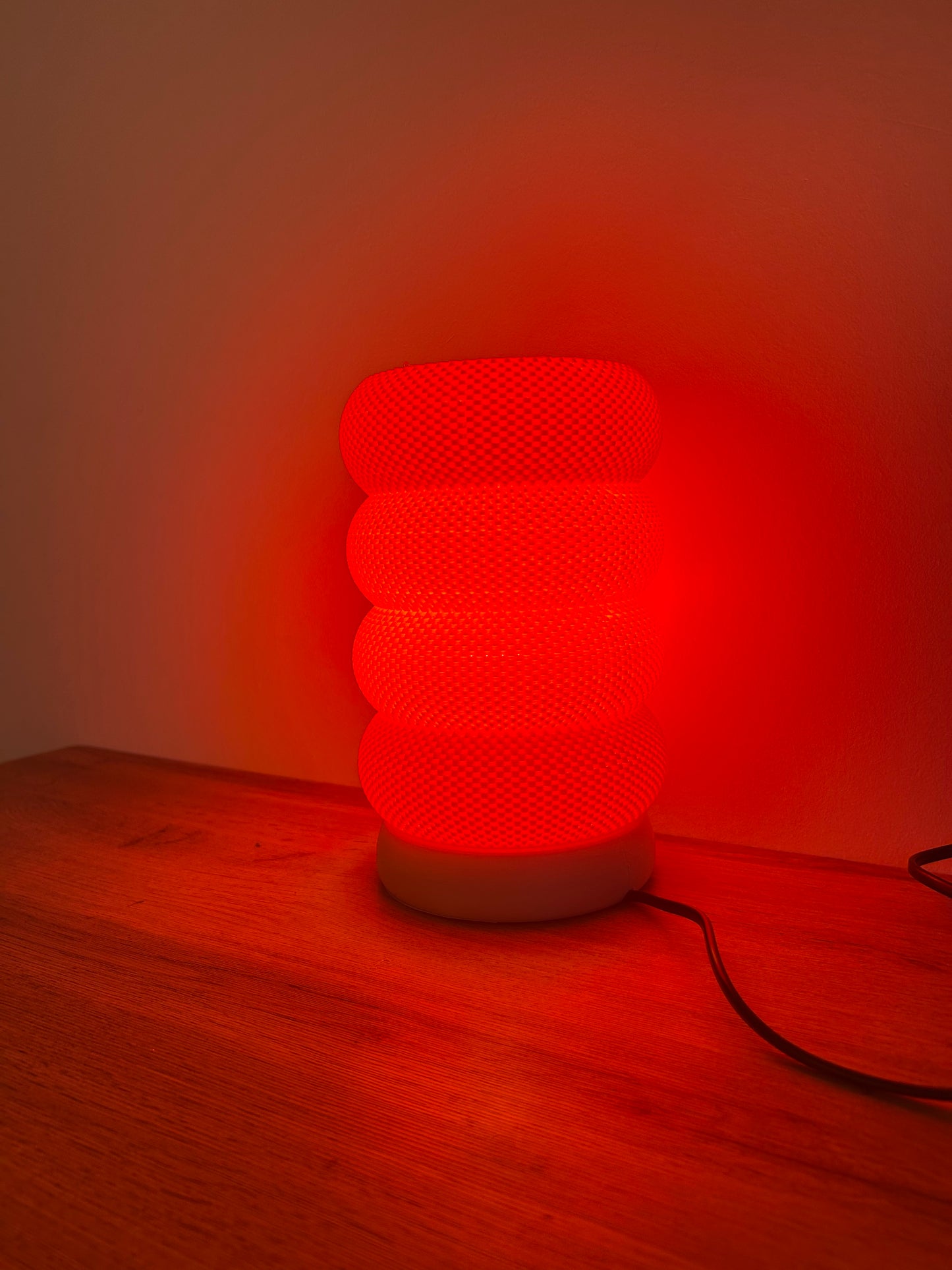 Lampada 3D Tessitura Ondulata accesa con luce calda