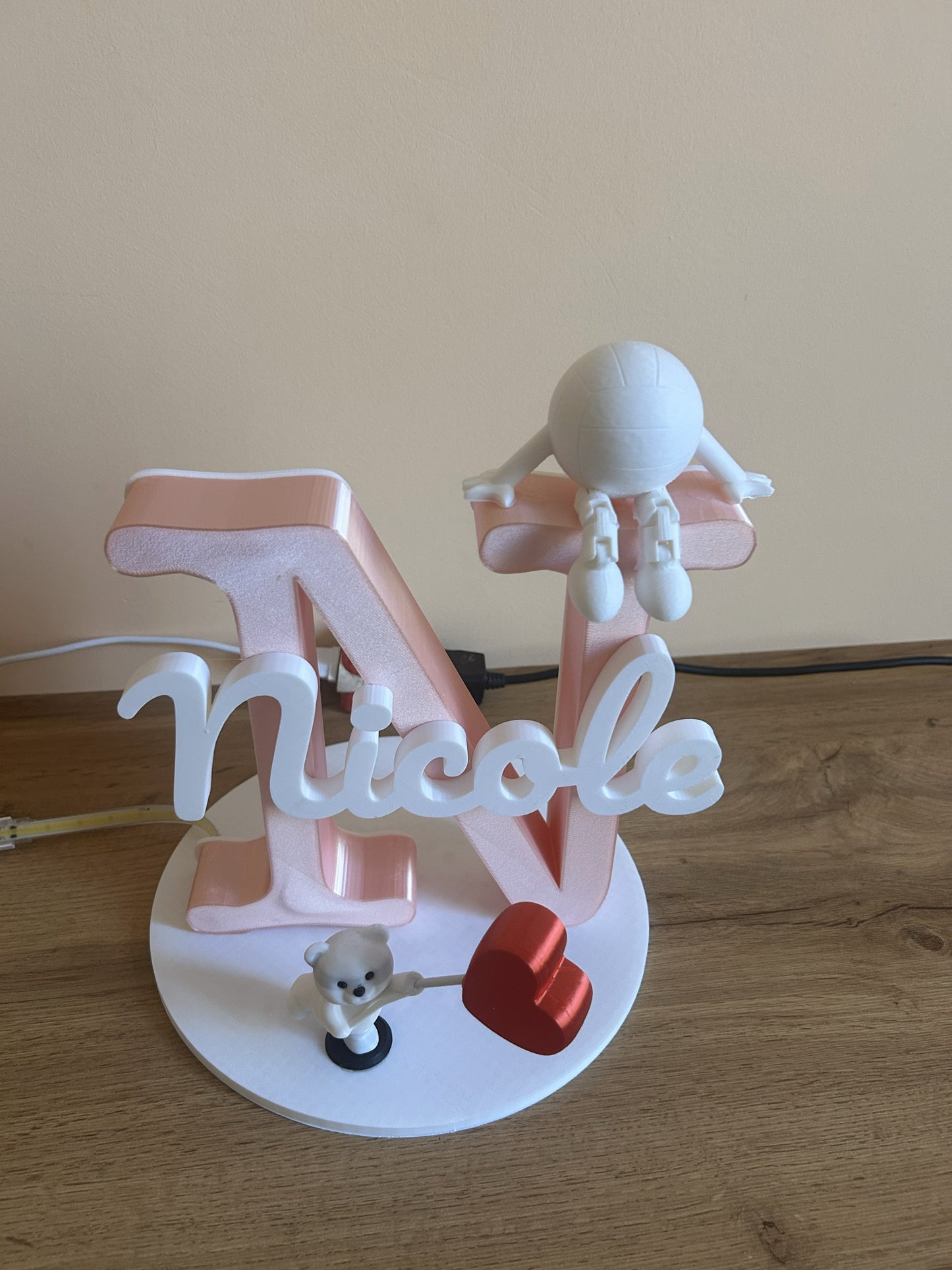Lampada personalizzata con nome e lettera decorativa stampata in 3D in PLA