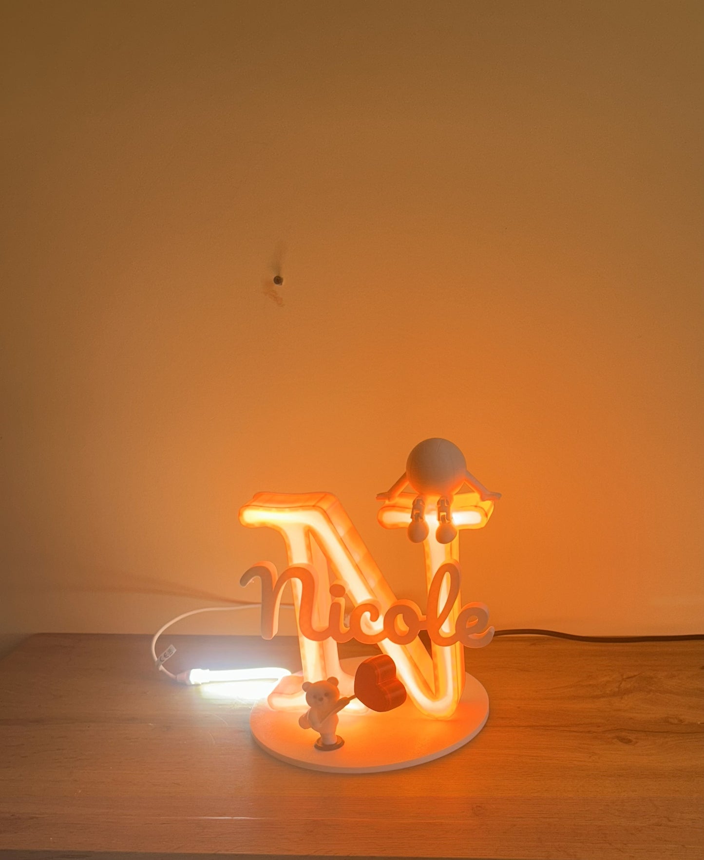 Lampada personalizzata con nome e lettera decorativa stampata in 3D in PLA