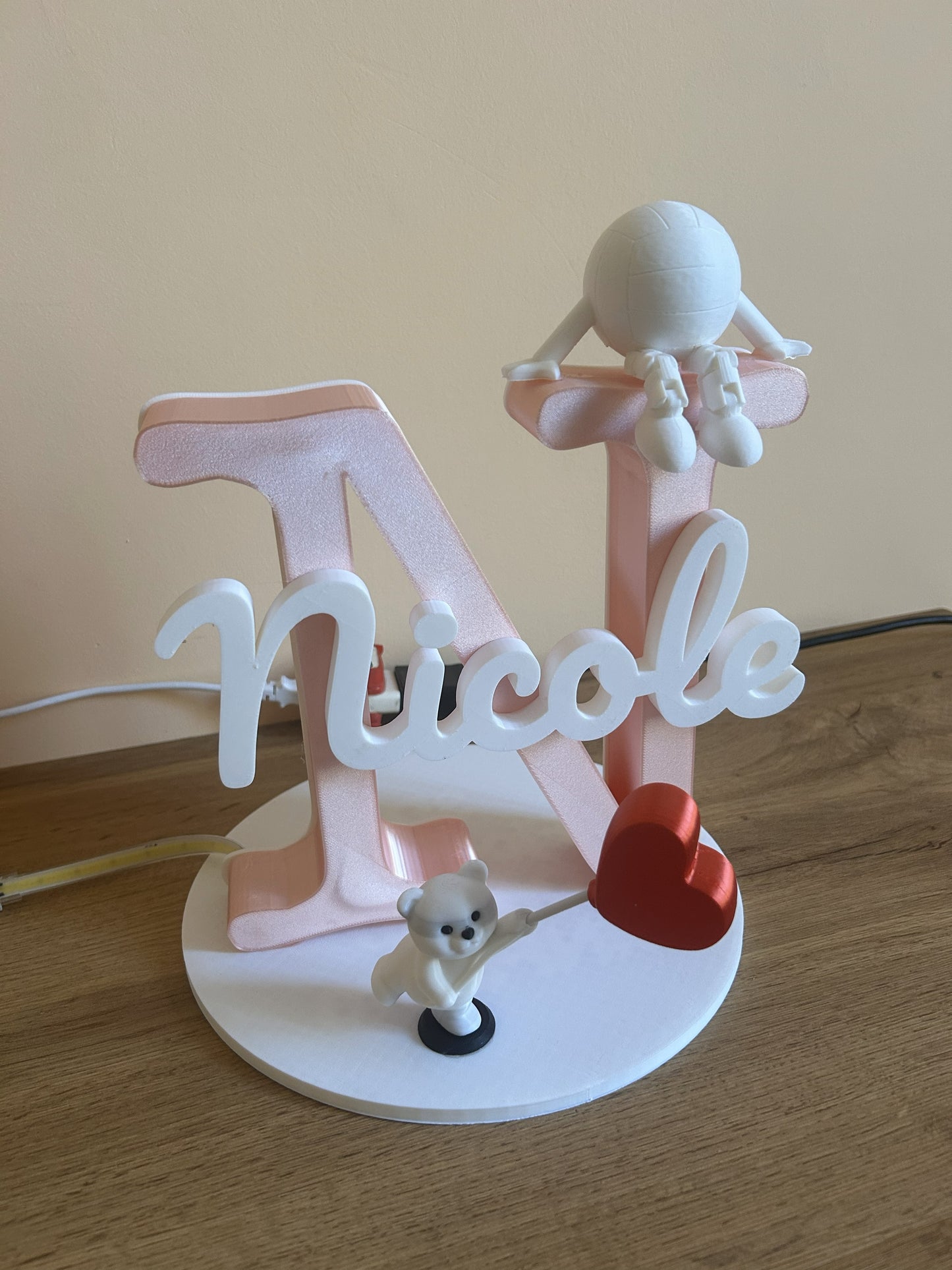 Lampada personalizzata con nome e lettera decorativa stampata in 3D in PLA