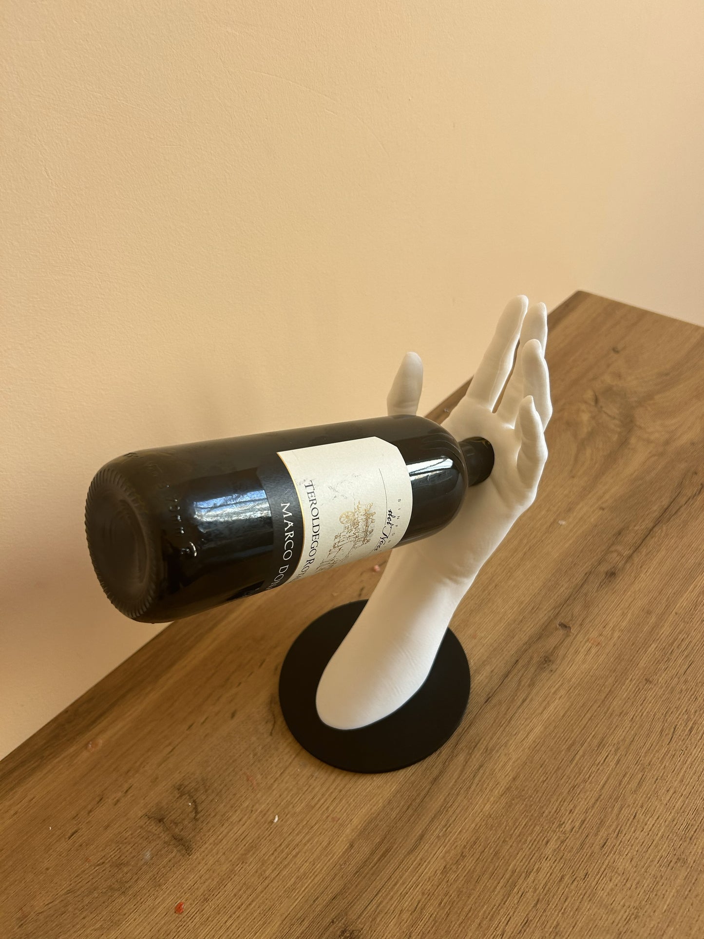 Porta bottiglie a forma di mano stampato in 3D in PLA
