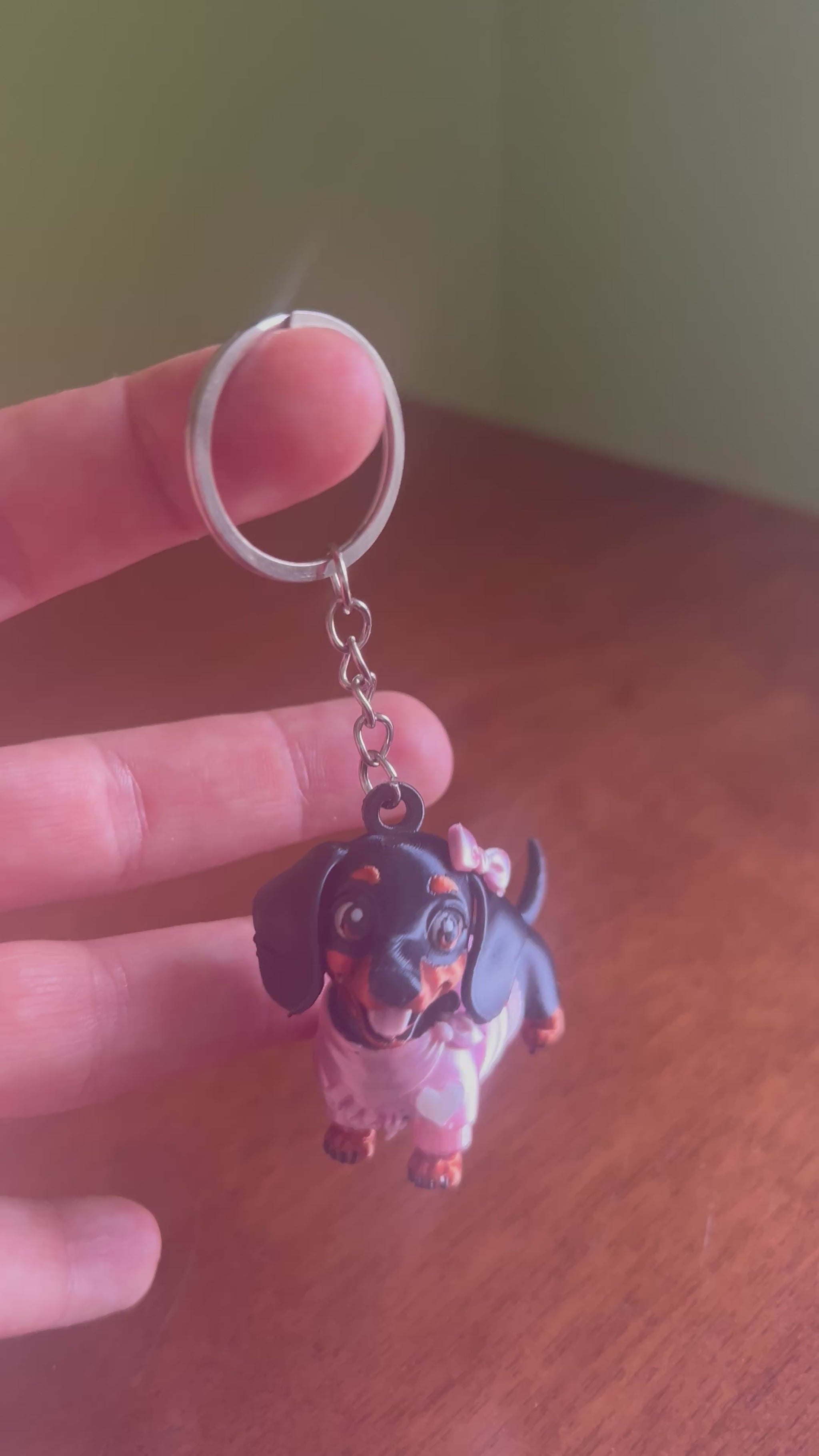Discover our adorable Dachshund Keychain, a unique 3D printed accessory crafted in premium PLA Silk. Perfect for dog lovers, dachshund owners and pet enthusiasts. Lightweight, customizable and handmade with attention to detail, this cute dog keychain makes an ideal gift for birthdays, Christmas, Mother's Day, Father's Day and special occasions. A must-have accessory for keys, handbags, backpacks and everyday carry.