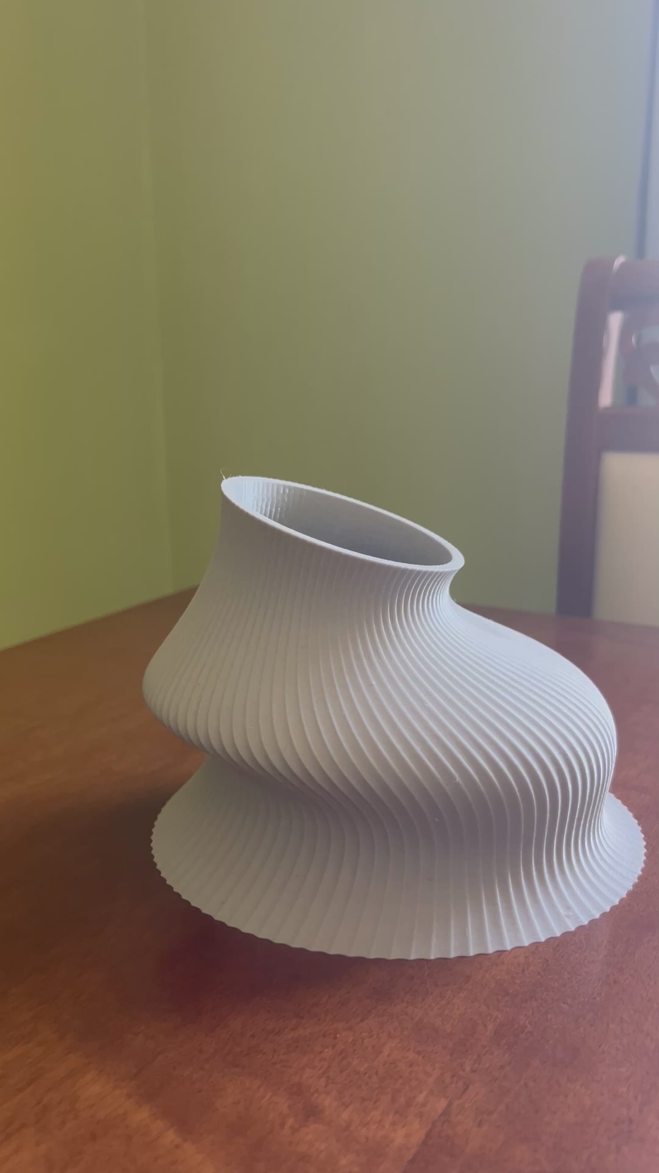 Watch the elegant Abbuffato Vase in real life. Premium 3D printed PETG decorative vase showcasing its sculptural curves, modern design and perfect proportions for flowers, indoor plants and contemporary home decor.