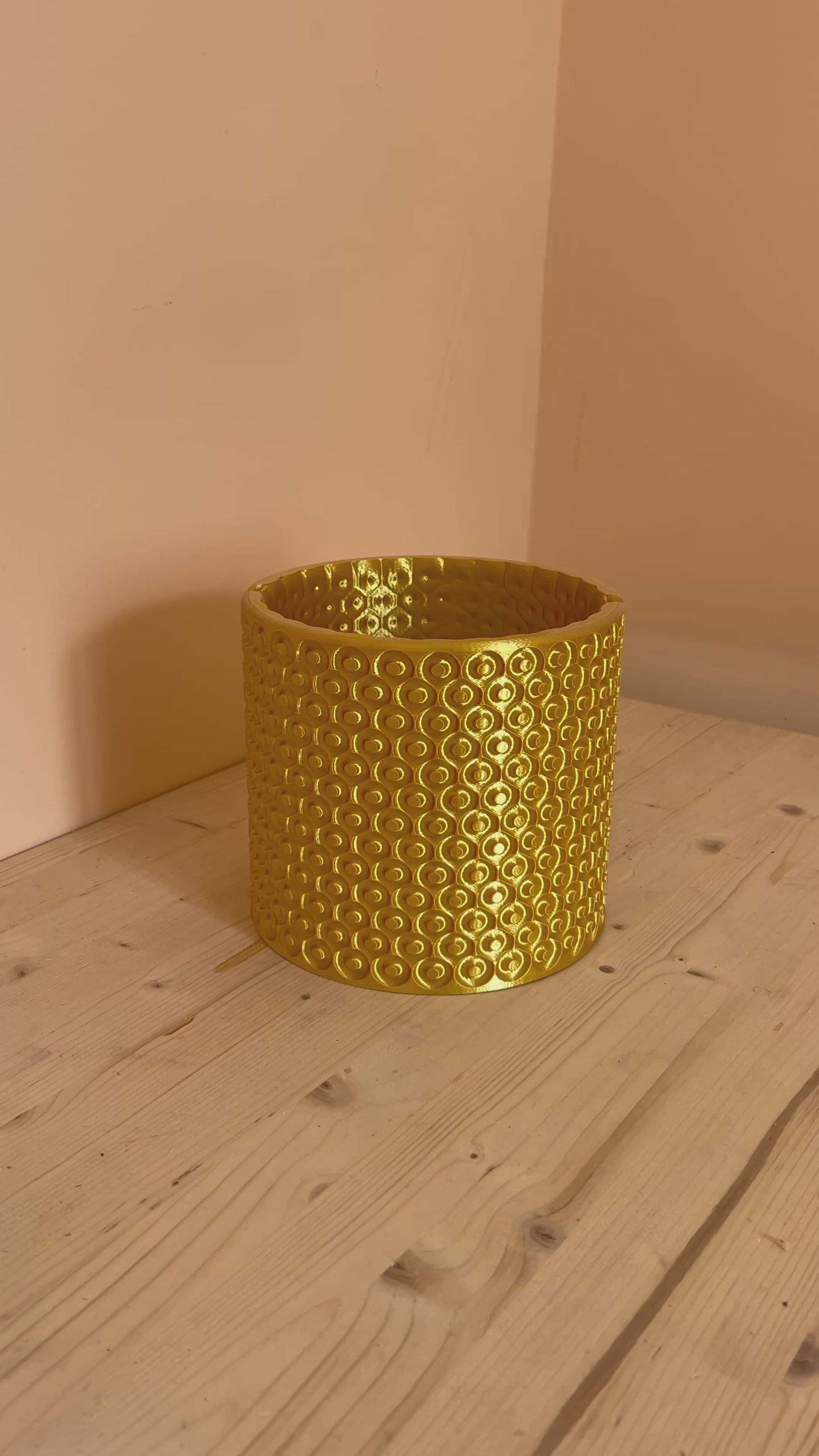 Vaso decorativo moderno dorato tondo stampato in 3D – video dimostrativo