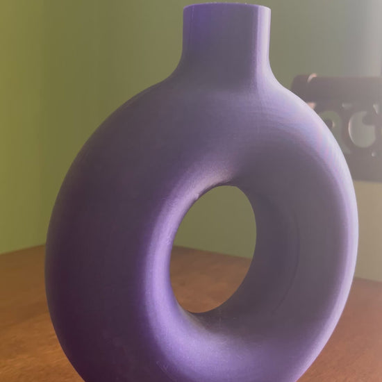 Discover our modern purple donut vase available in three sizes, designed to elevate any living space with contemporary elegance. Premium 3D printed decorative flower vase perfect for luxury home decor, Scandinavian interiors, minimalist styling, modern furniture, office decoration, floral arrangements and unique designer home accessories. A perfect gift for interior design lovers seeking exclusive decorative pieces.