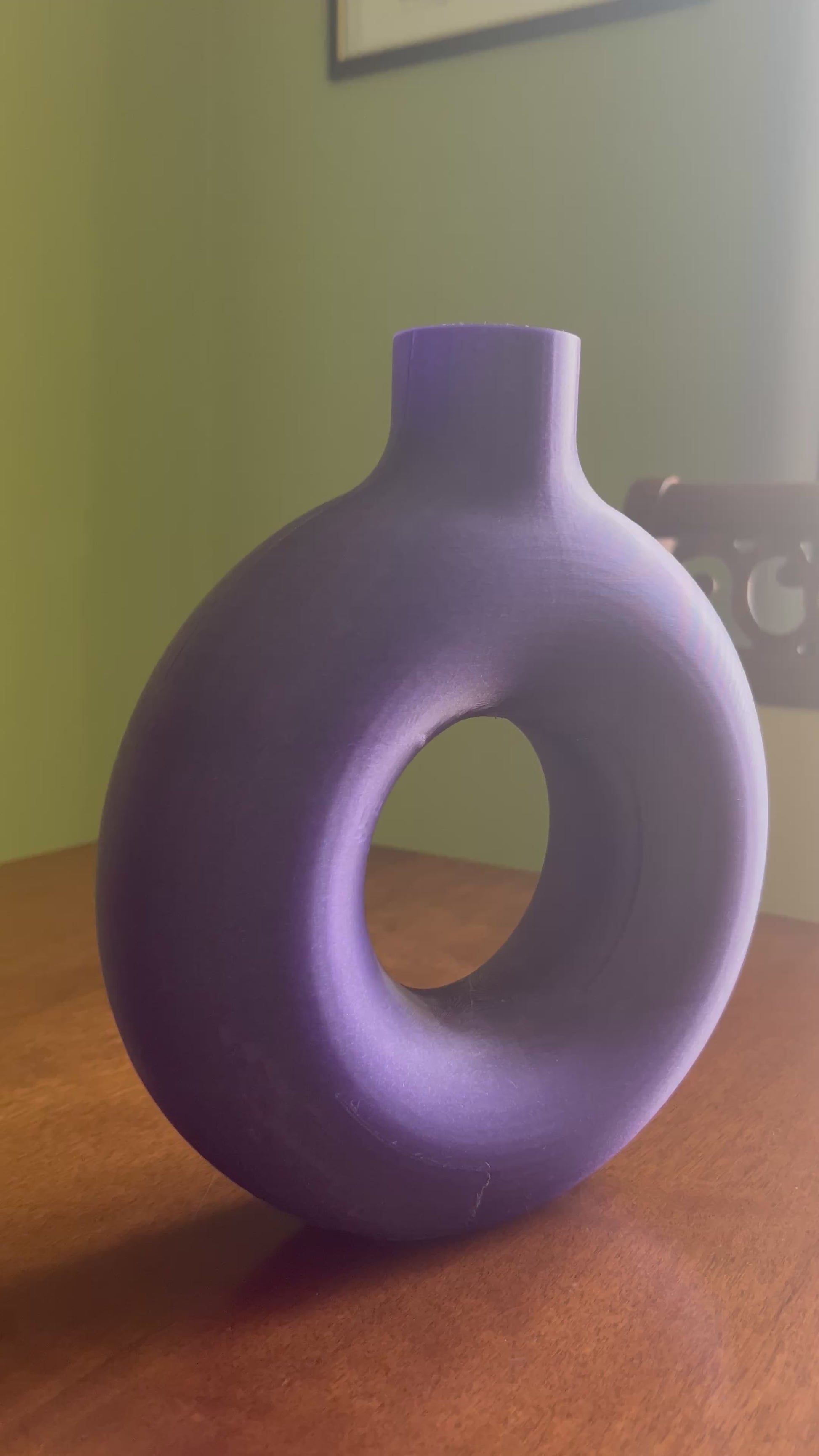 Discover our modern purple donut vase available in three sizes, designed to elevate any living space with contemporary elegance. Premium 3D printed decorative flower vase perfect for luxury home decor, Scandinavian interiors, minimalist styling, modern furniture, office decoration, floral arrangements and unique designer home accessories. A perfect gift for interior design lovers seeking exclusive decorative pieces.