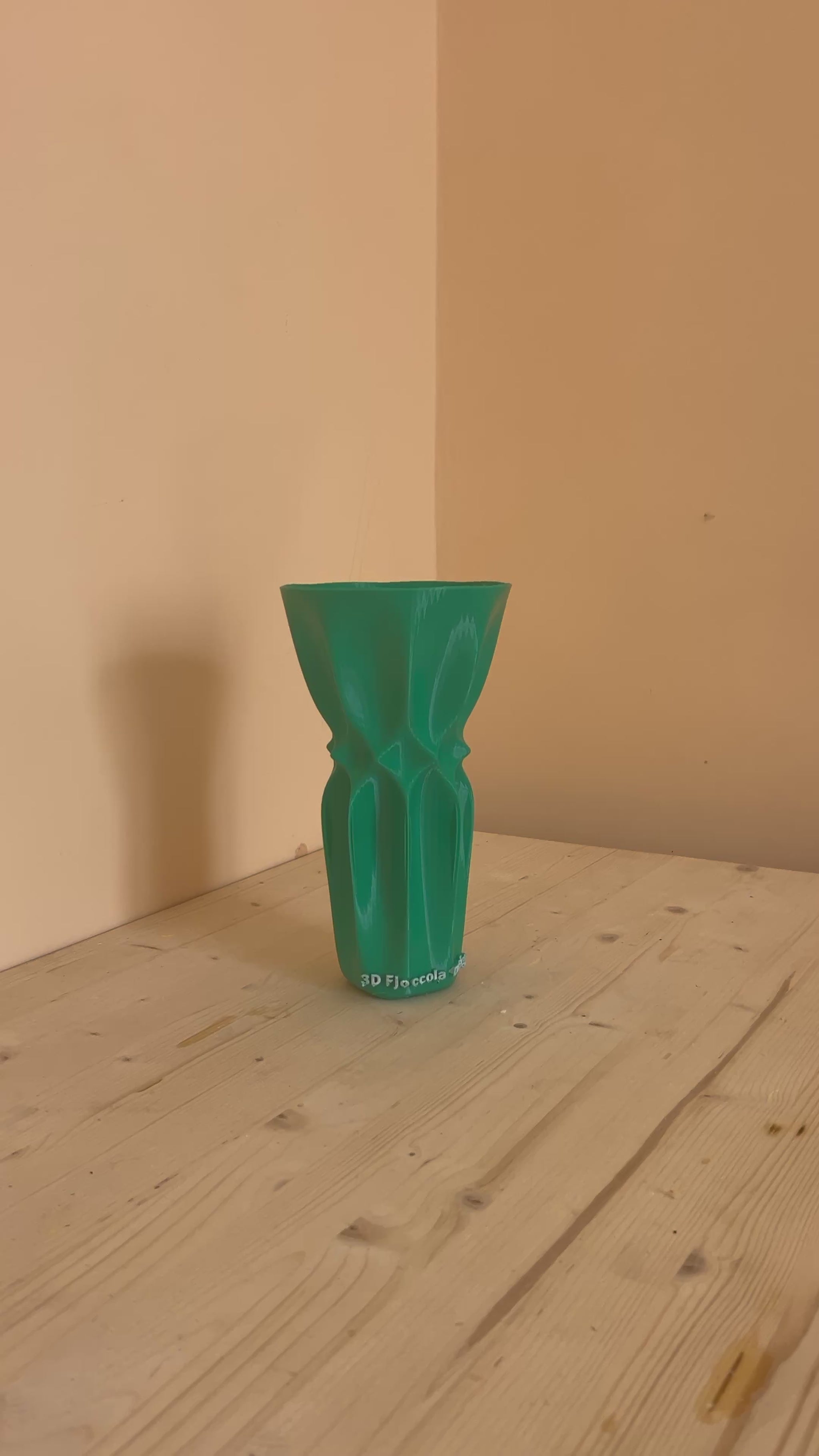 Vaso Grazia 3D in prospettiva – complemento d’arredo moderno Made in Italy video dimostrativo