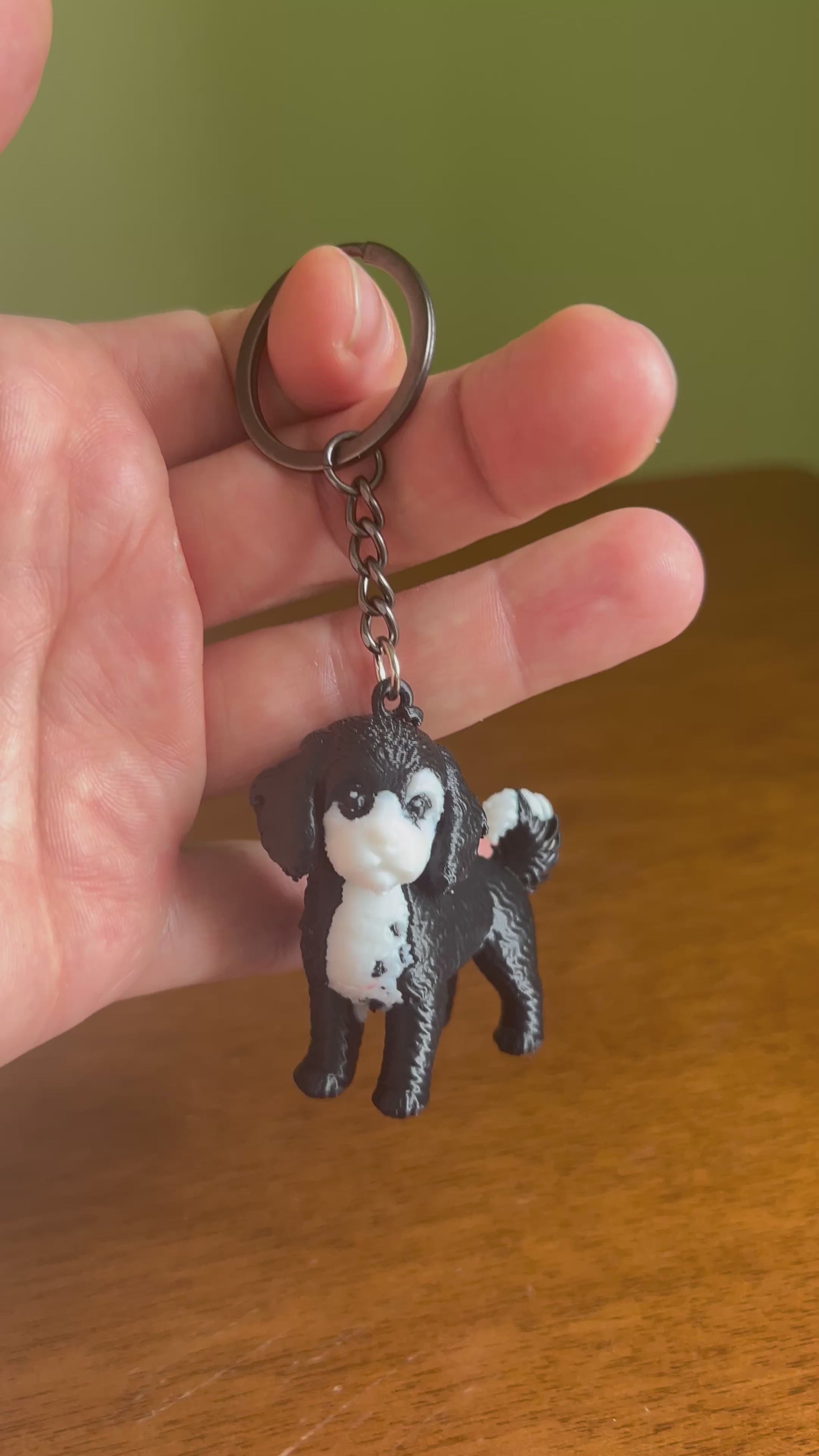Watch the premium Cavapoo dog keychain handcrafted with advanced 3D printing technology using PLA Silk. A unique handmade accessory for keys, backpacks and dog lovers, perfect as a thoughtful gift for every pet enthusiast.