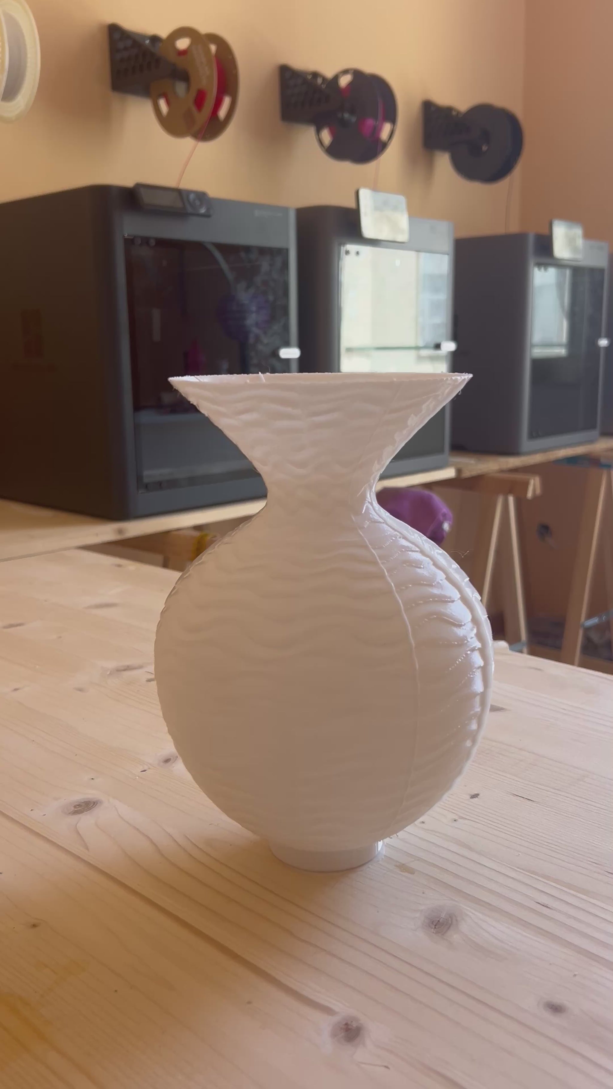 Vaso decorativo moderno Scuola Domenicale in PETG bianco per arredamento contemporaneo video dimostrativo vaso