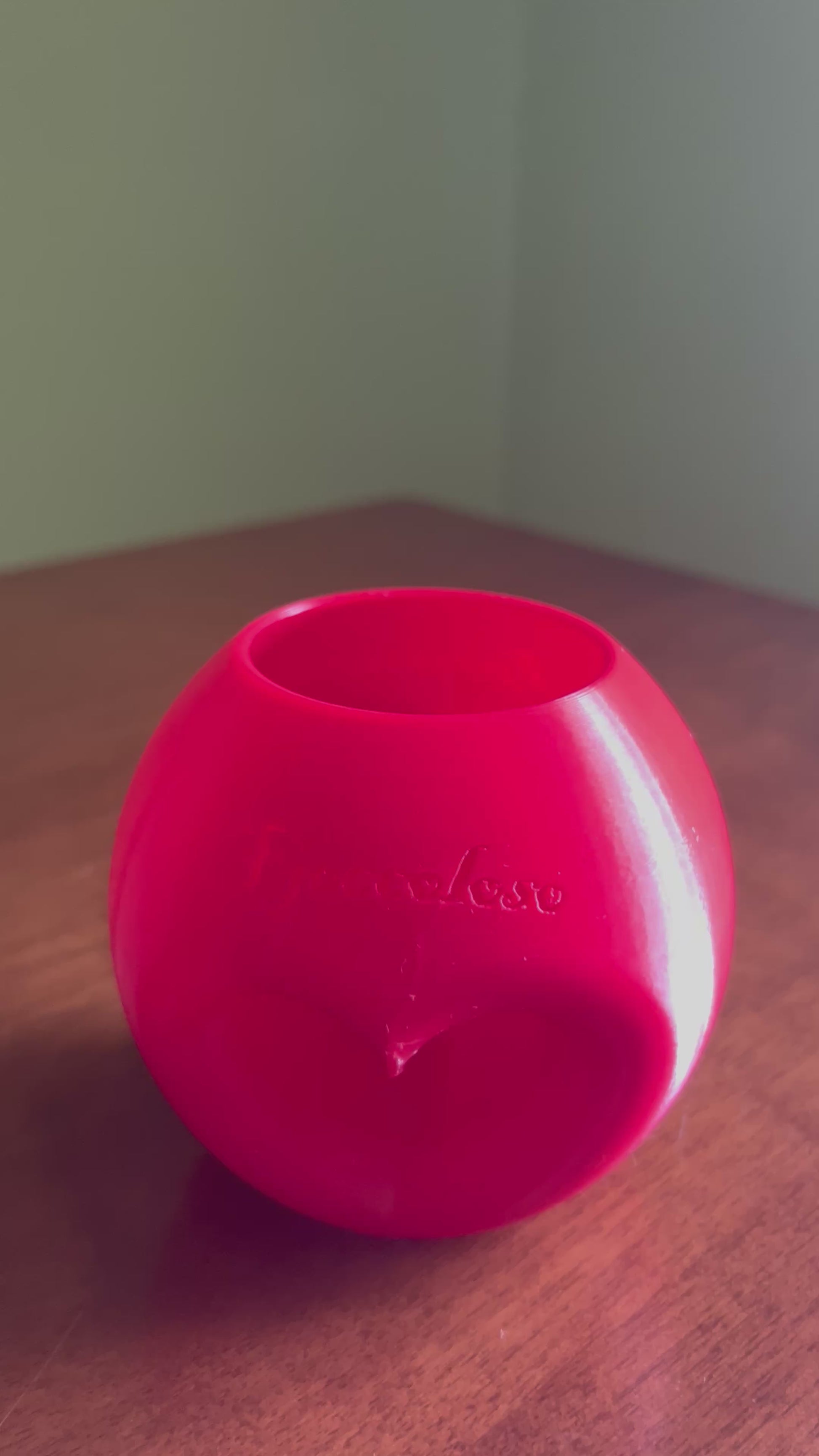 Watch this elegant modern 3D printed flower vase featuring a unique heart-shaped design. Available in multiple sizes, this decorative vase is perfect for fresh flowers, artificial arrangements, living room decor, office decoration, shelf styling and modern interior design. A unique home decor accessory and thoughtful gift for every occasion.
