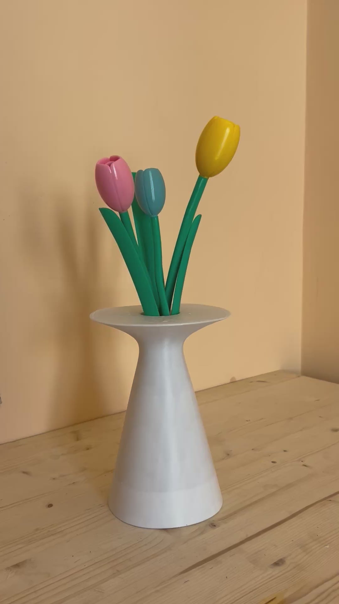 Vaso decorativo con tulipani stilizzati - Fjoccola