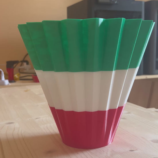 Vaso tricolore italiano con pianta ornamentale verde su tavolo in soggiorno moderno video dimostrativo