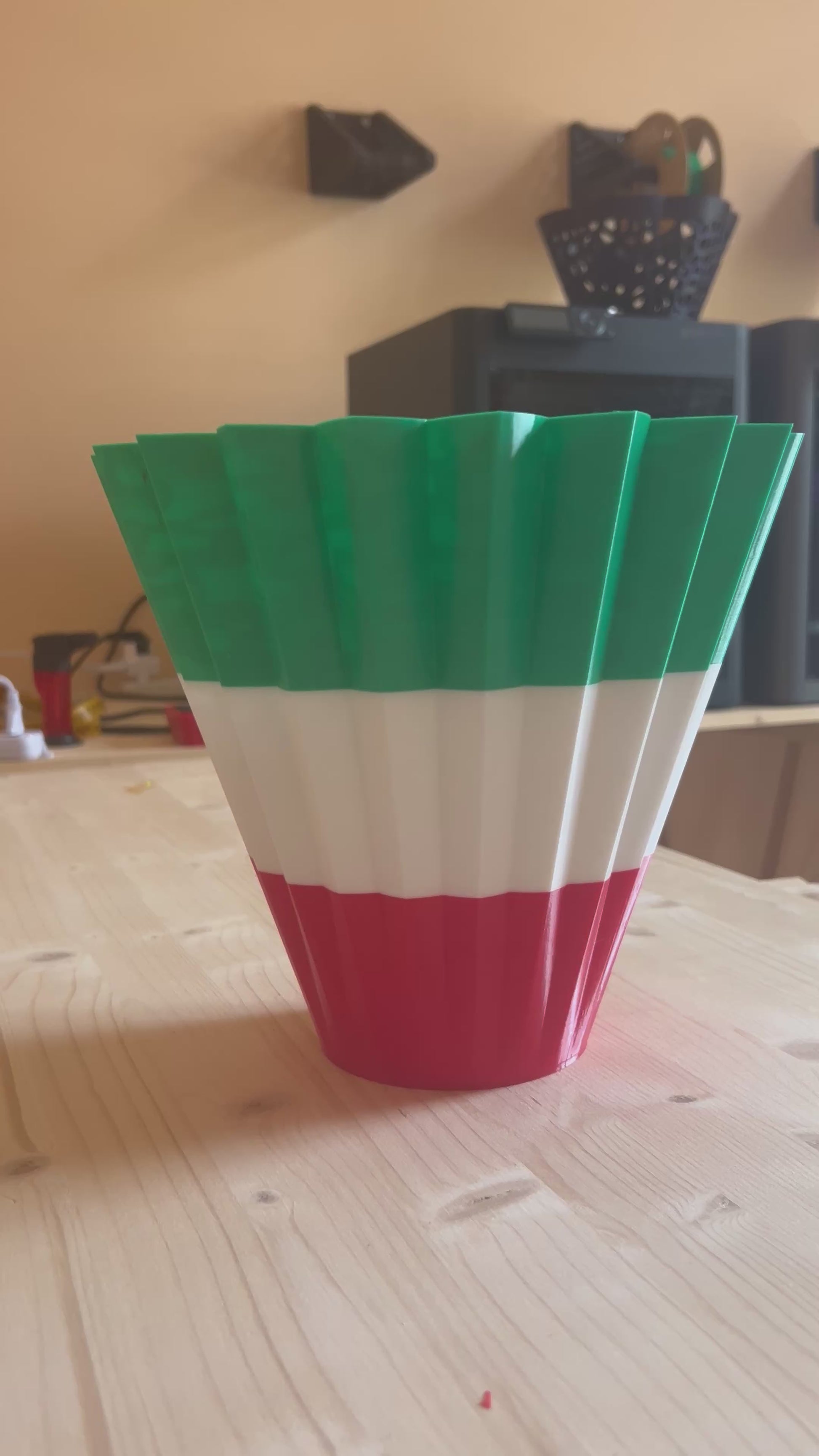 Vaso tricolore italiano con pianta ornamentale verde su tavolo in soggiorno moderno video dimostrativo