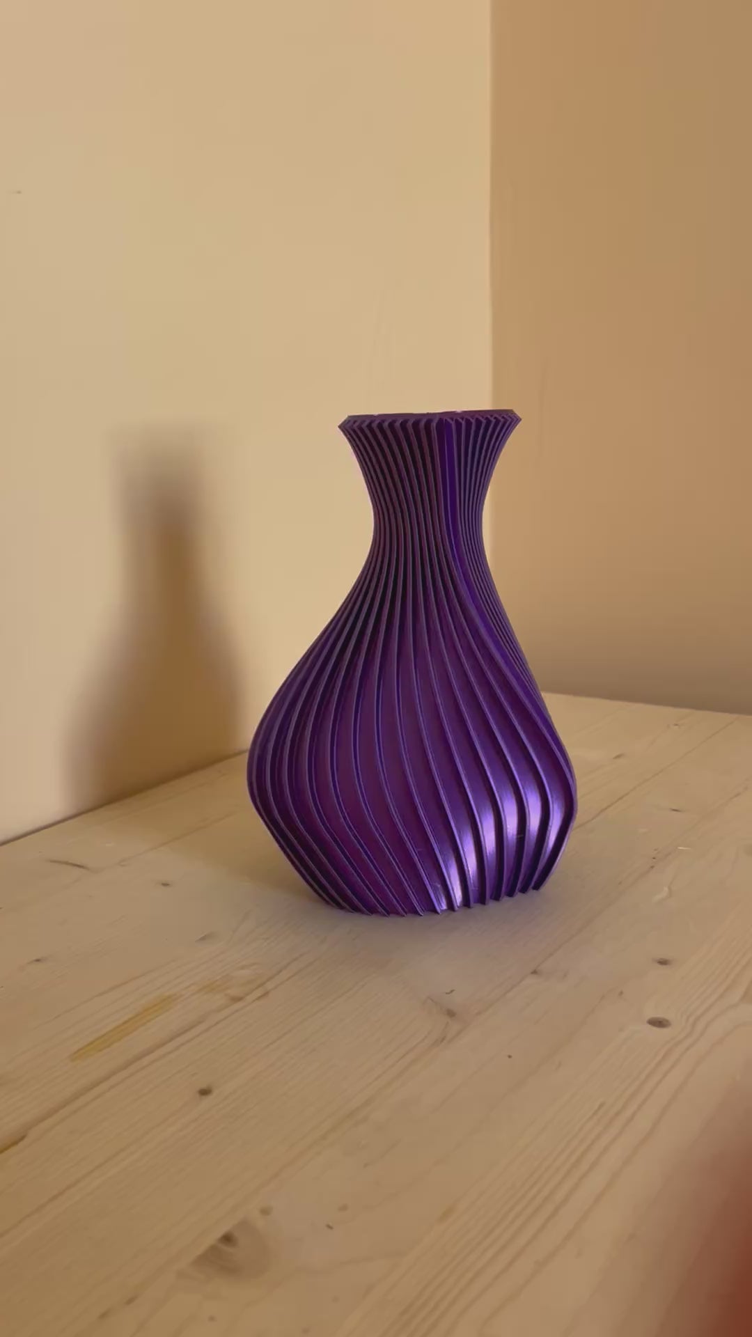 Watch this elegant 3D printed decorative vase in three sizes (9 cm, 15 cm and 20 cm). Modern sculptural flower vase for contemporary home decor, minimalist interiors, luxury living room styling, dining table centerpiece, office decoration and unique handmade gift. Perfect for fresh flowers, dried flowers and indoor plants.