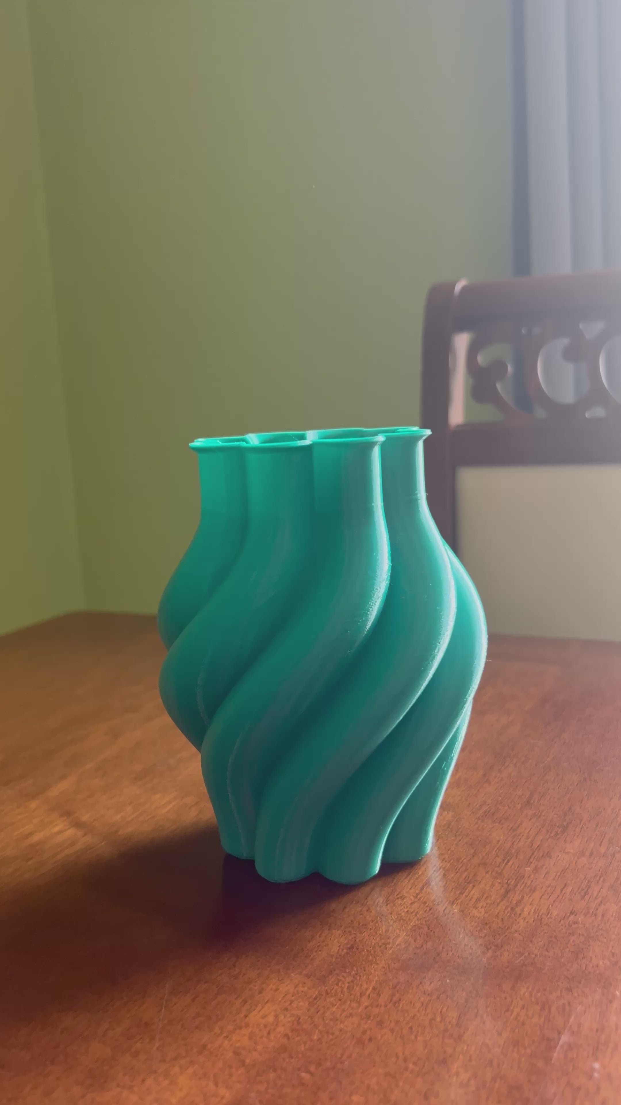 Discover the Margherita luxury designer vase, expertly 3D printed in premium PETG with an elegant spiral shape. Perfect for fresh flowers, artificial arrangements and modern interior decoration. Available in multiple sizes and handcrafted in Italy for contemporary home decor lovers.