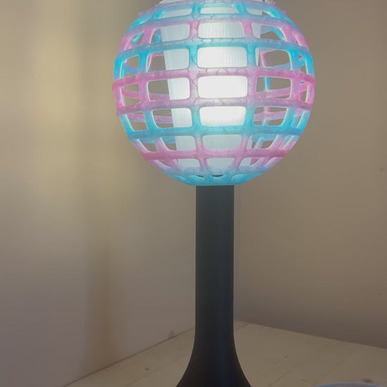 Lampada decorativa moderna La Luce Si Riaccende in PETG posizionata su credenza in ambiente minimal contemporaneo video dimostrativo