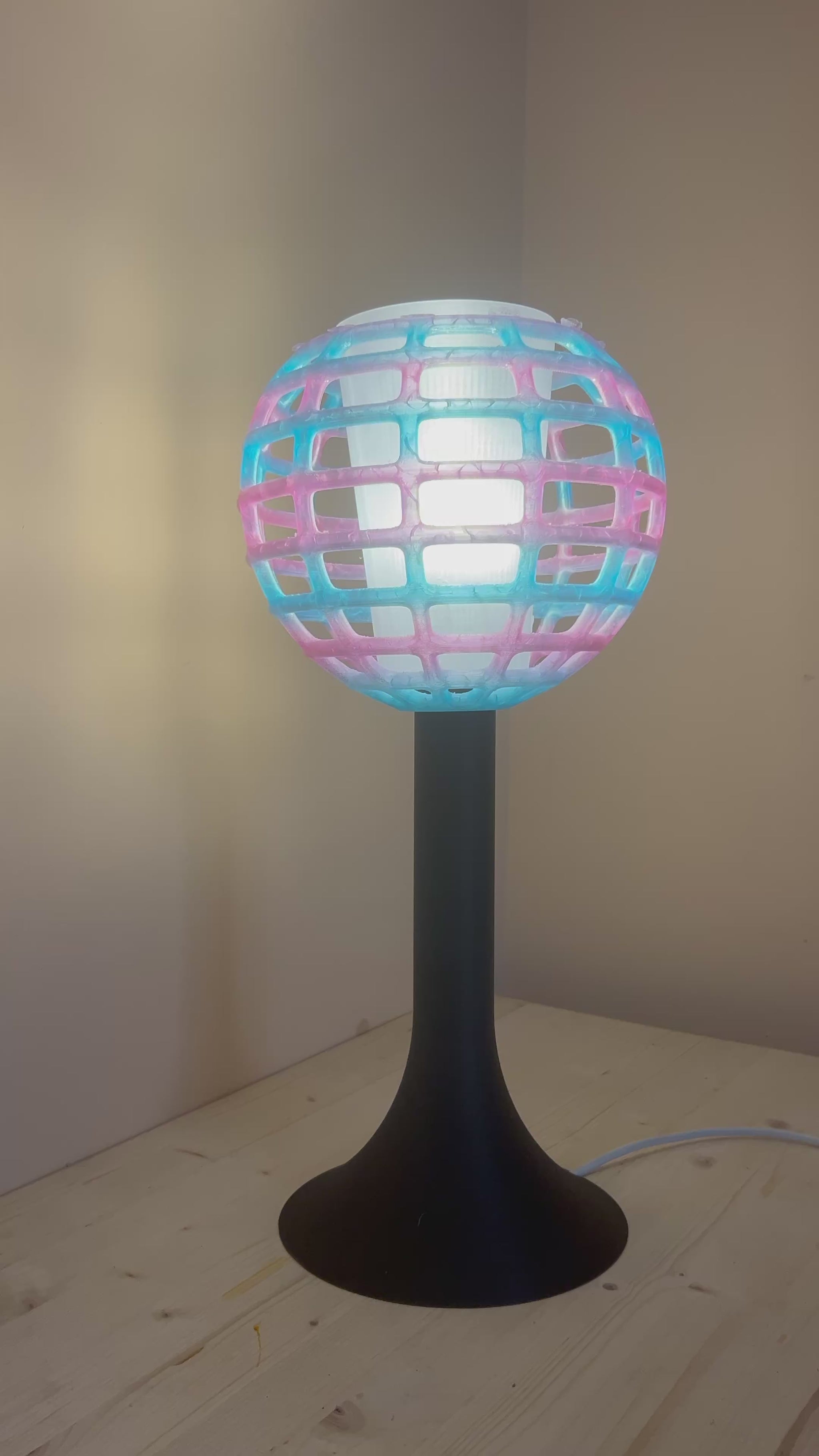 Lampada decorativa moderna La Luce Si Riaccende in PETG posizionata su credenza in ambiente minimal contemporaneo video dimostrativo