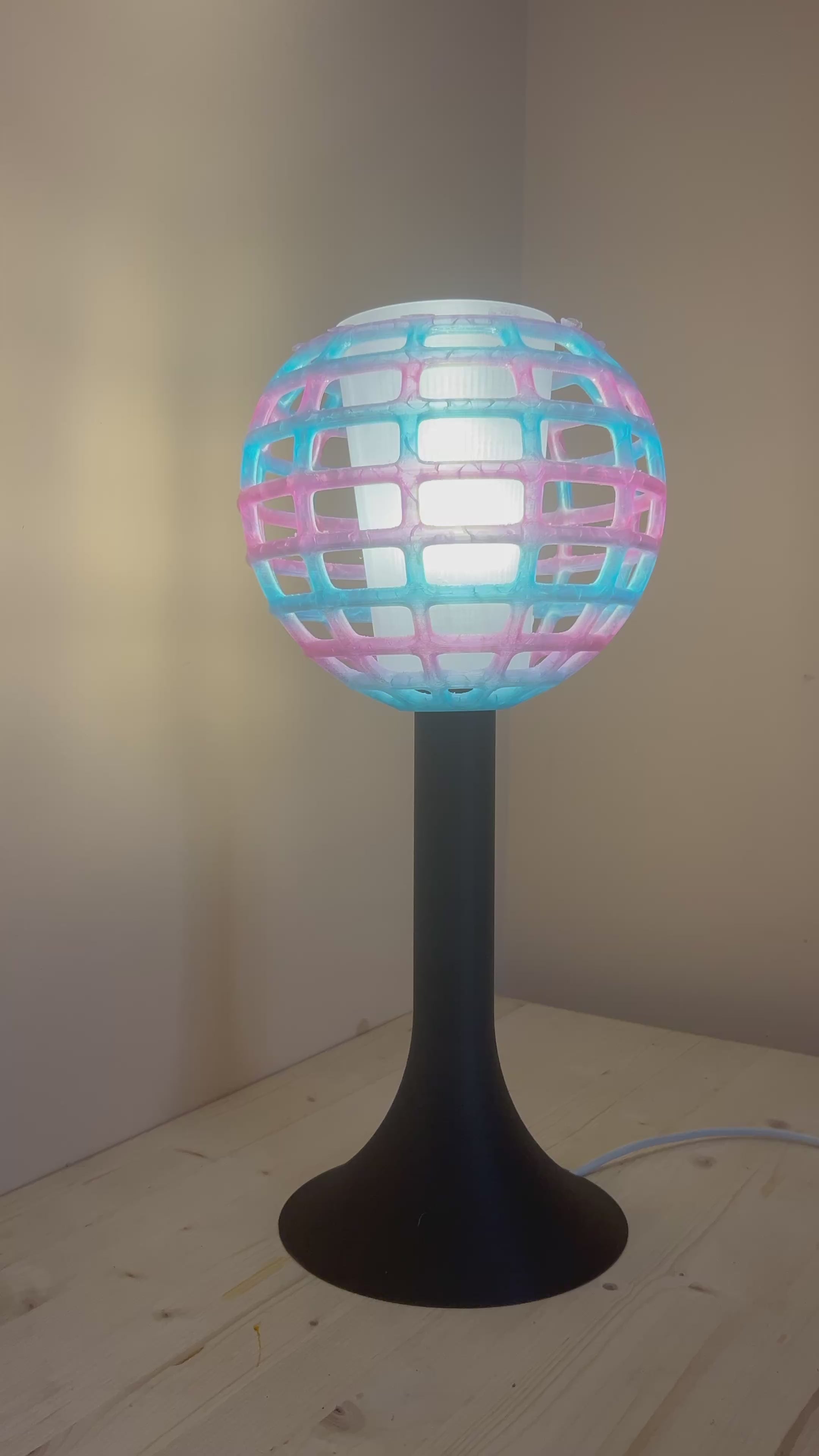 Lampada decorativa moderna La Luce Si Riaccende in PETG posizionata su credenza in ambiente minimal contemporaneo video dimostrativo