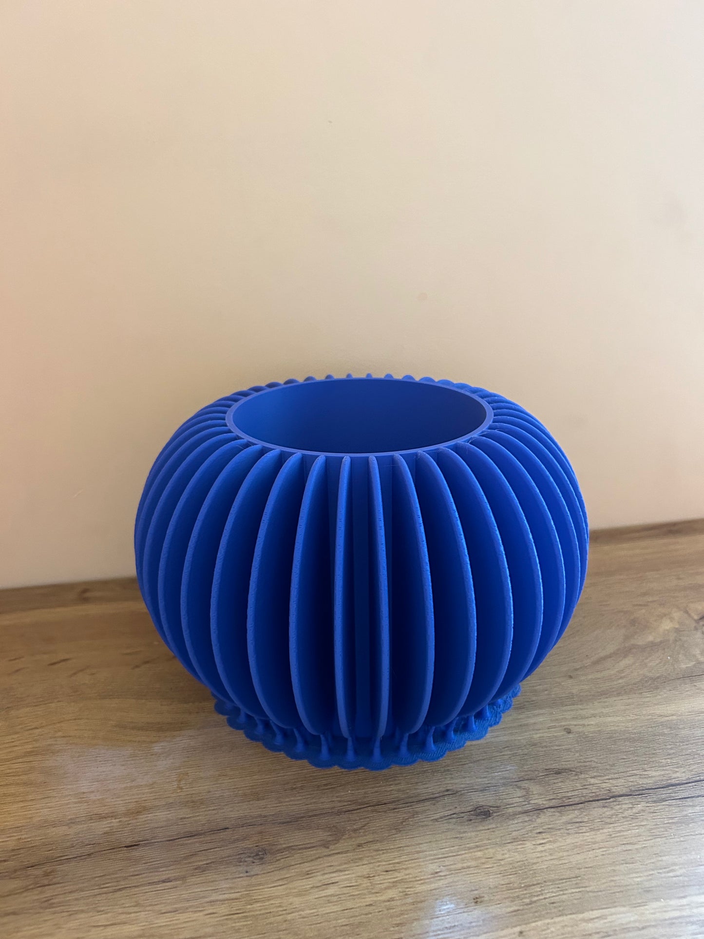 Dettaglio del Vaso Sfera Elegante 3D artigianale, complemento d’arredo sostenibile.