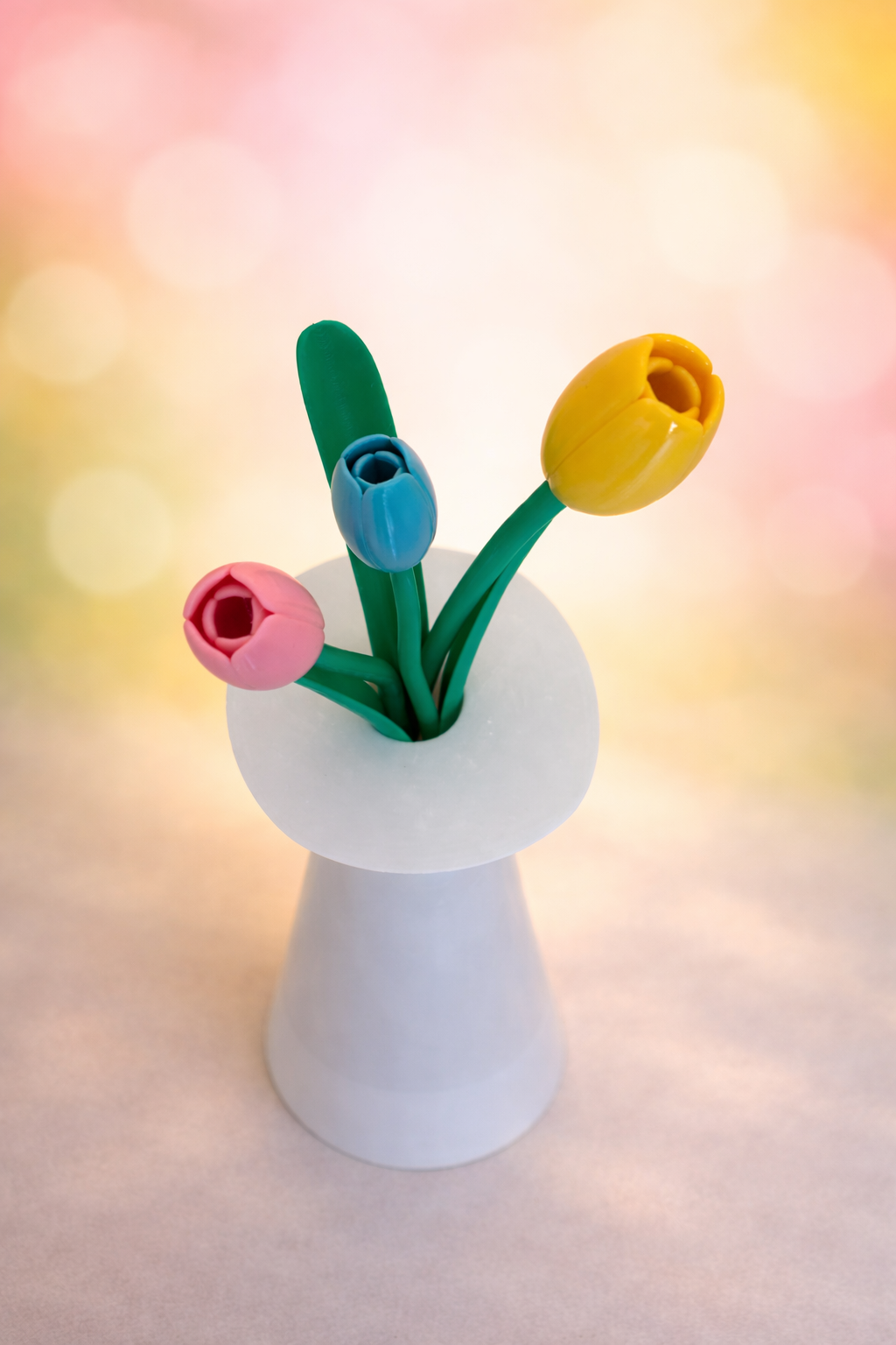 Dettaglio tulipani colorati vaso design moderno