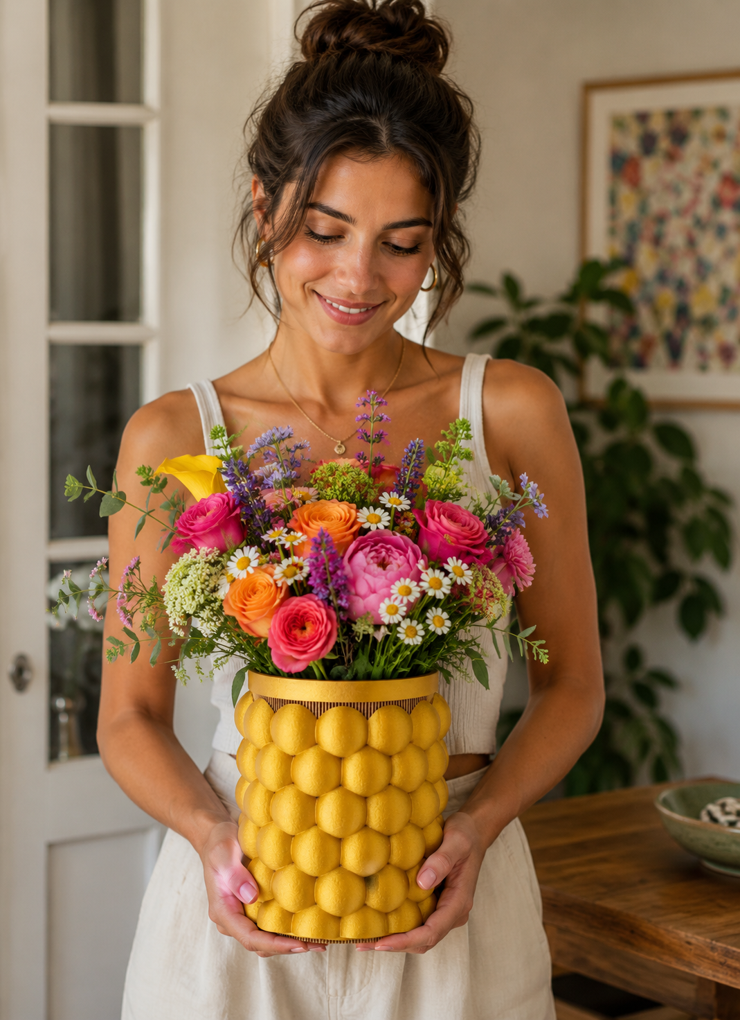 Vaso dorato moderno in plastica stampata in 3D con ragazza che presenta