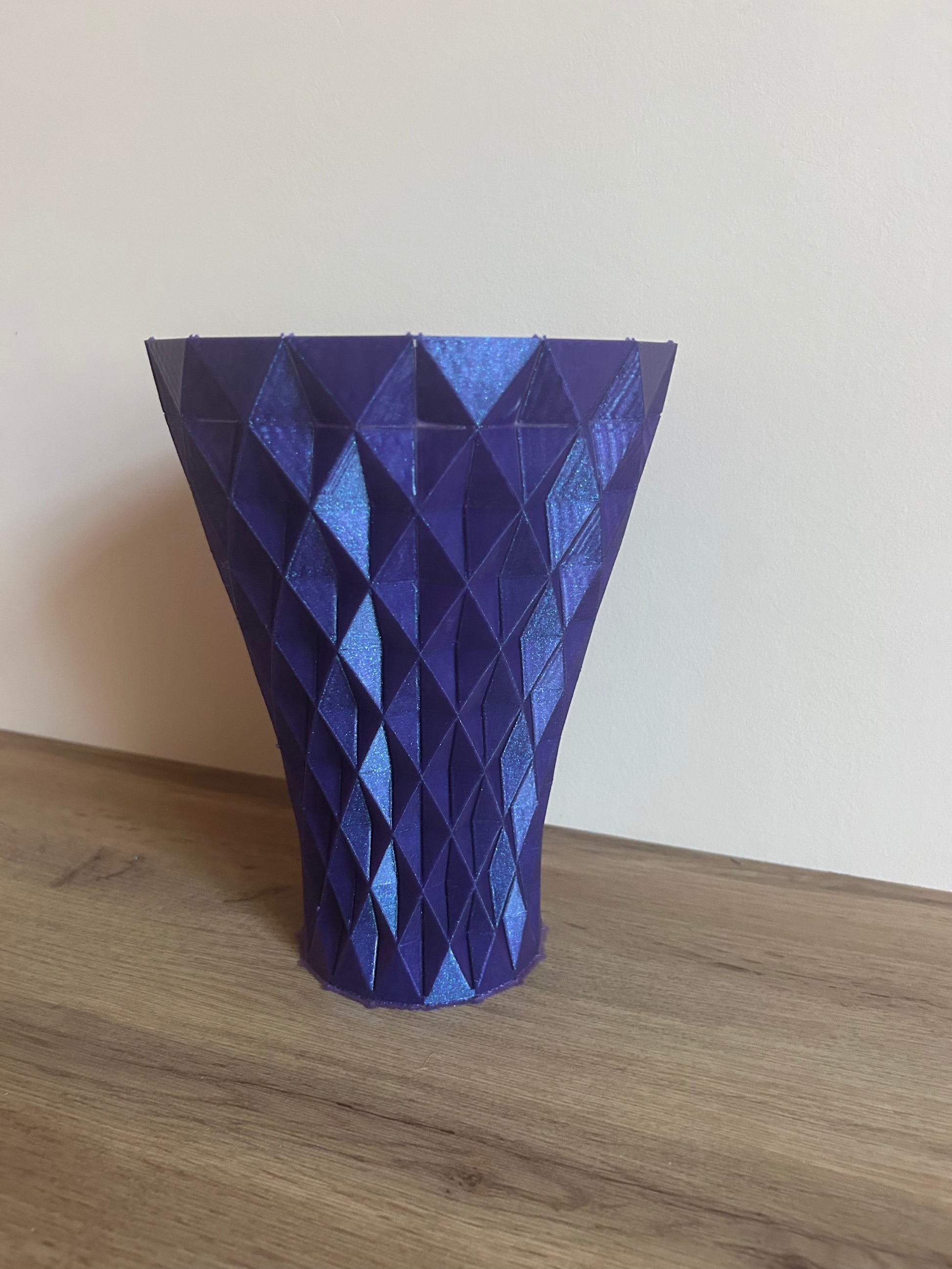 Vaso Luce Prisma 3D vista frontale – vaso decorativo moderno in stampa 3D