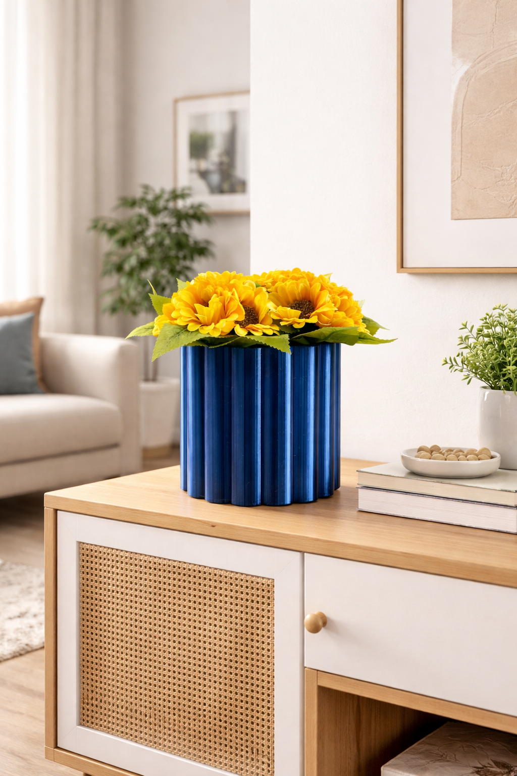 Vaso luminoso LED design moderno con fiori decorativi su mobile in soggiorno