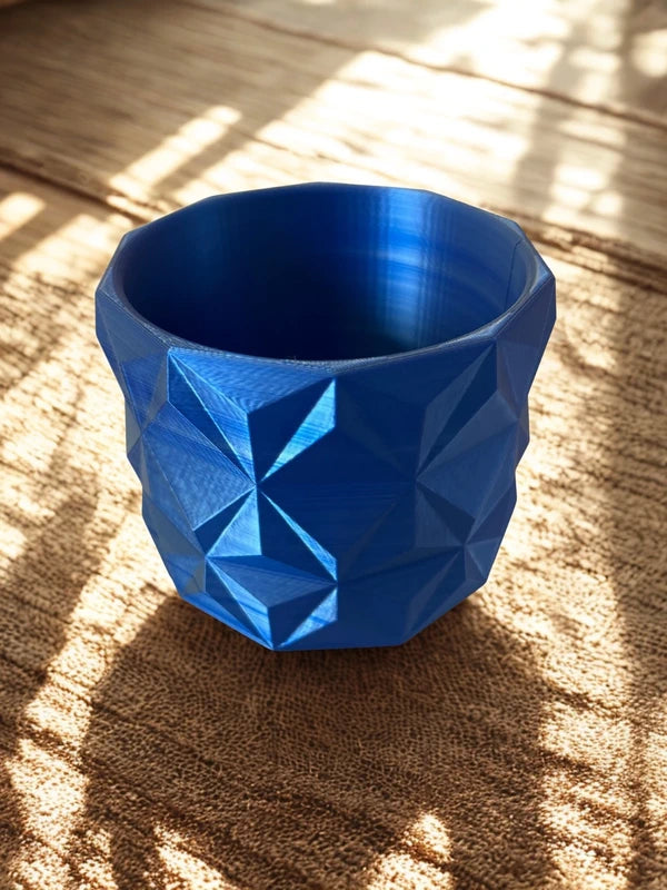 Vaso Piante blu intenso stampato in 3D, vista frontale con design geometrico moderno.