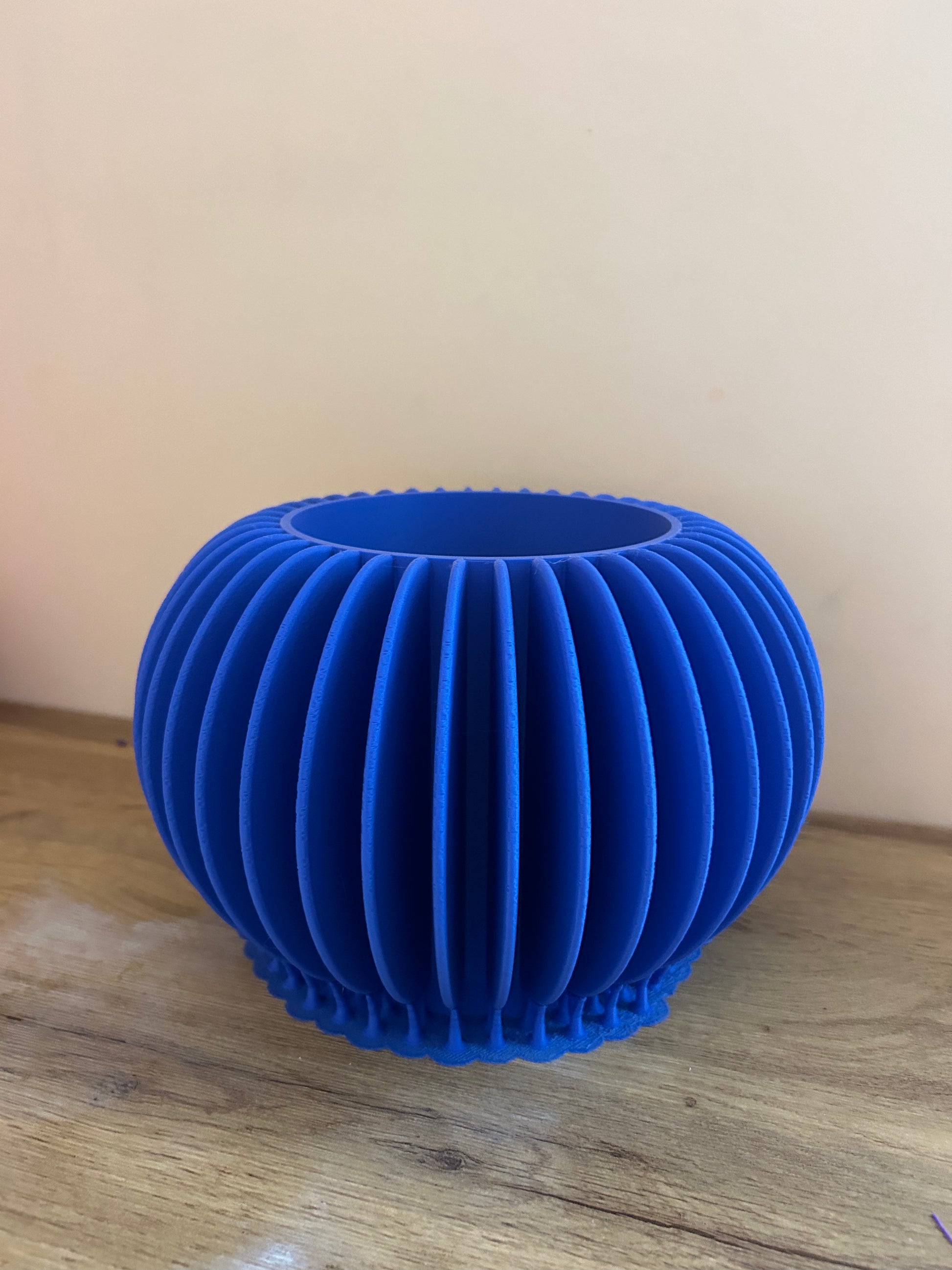 Vaso Sfera Elegante 3D realizzato in PLA ecologico Made in Italy, design moderno e armonioso.