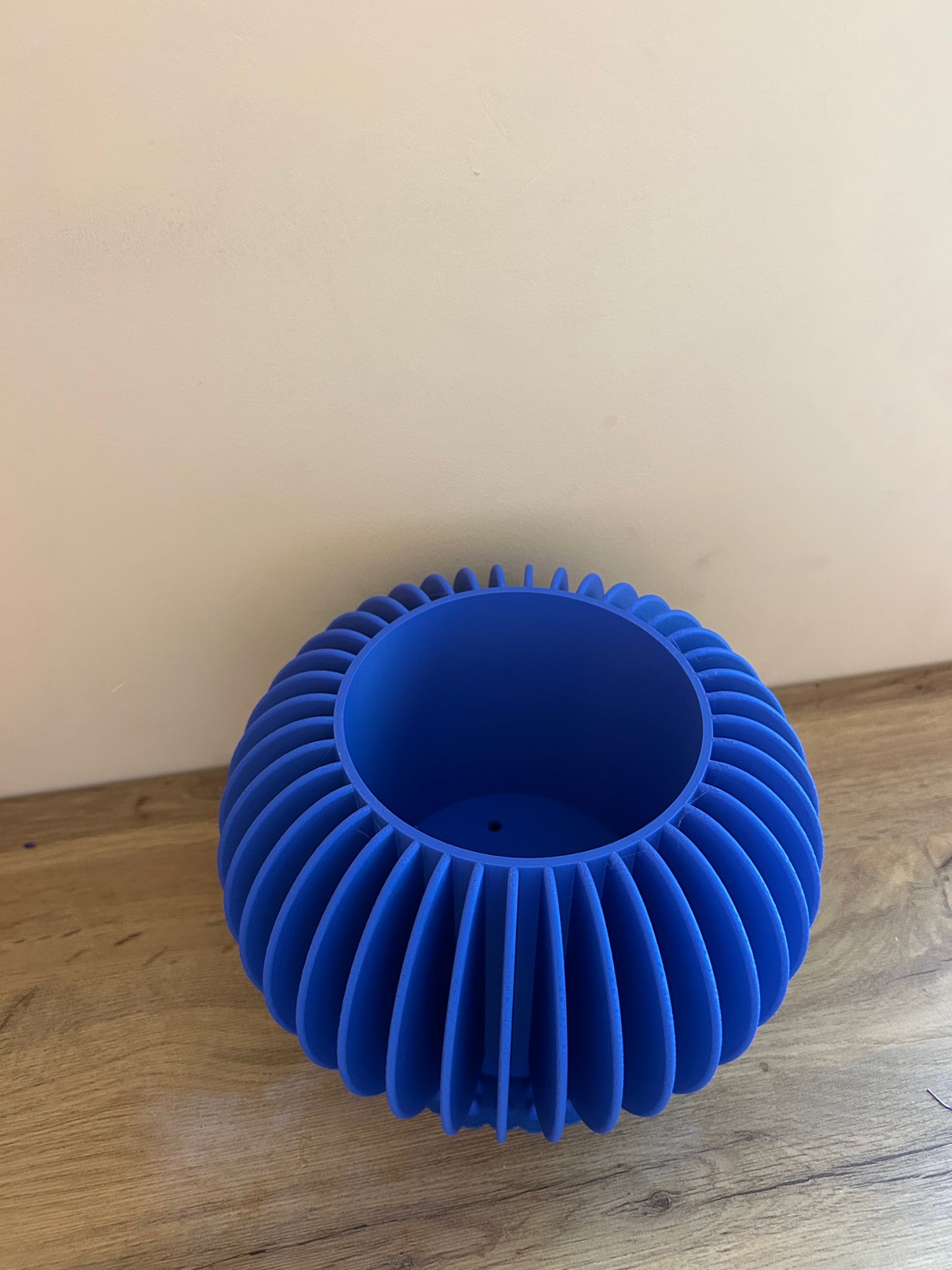 Vaso decorativo sferico stampato in 3D, arredo contemporaneo per interni.