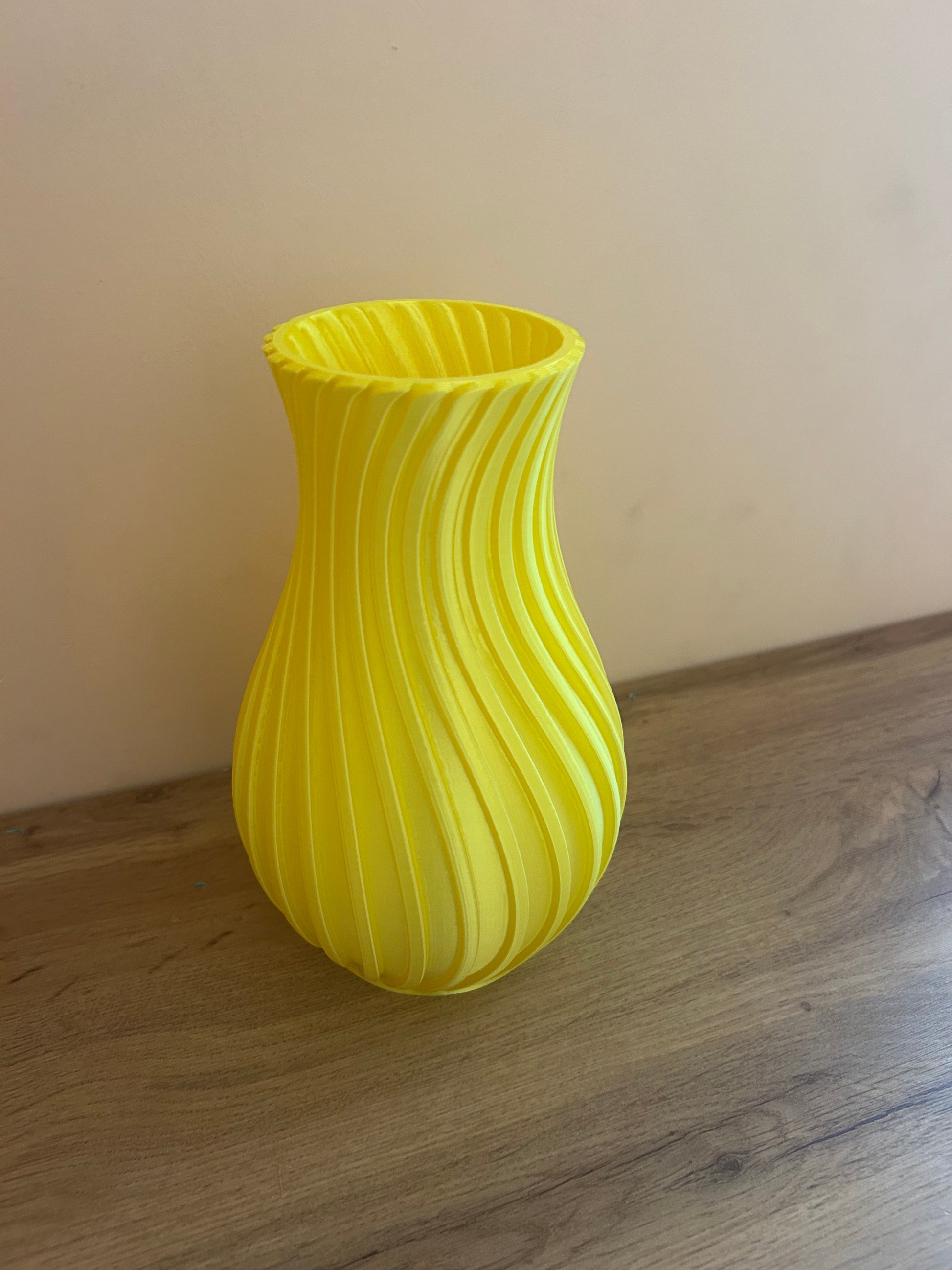 Vaso Sonnino in bioplastica PLA lucida – complemento d’arredo moderno